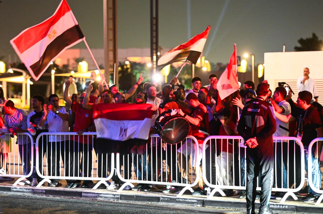 جماهير مصر في استقبال بعثة منتخب مصر المشارك في كأس العرب عند وصولها للدوحة