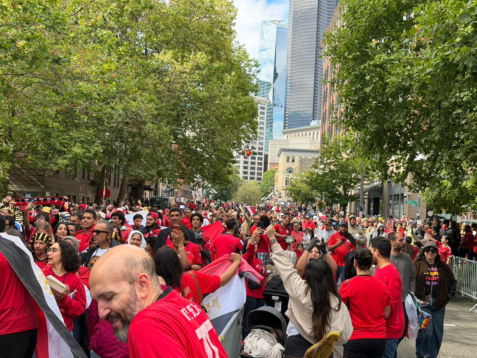 بالصور . آلاف المصريين أمام ملعب لومين فيلد لتشجيع منتخب مصر ضد إيران