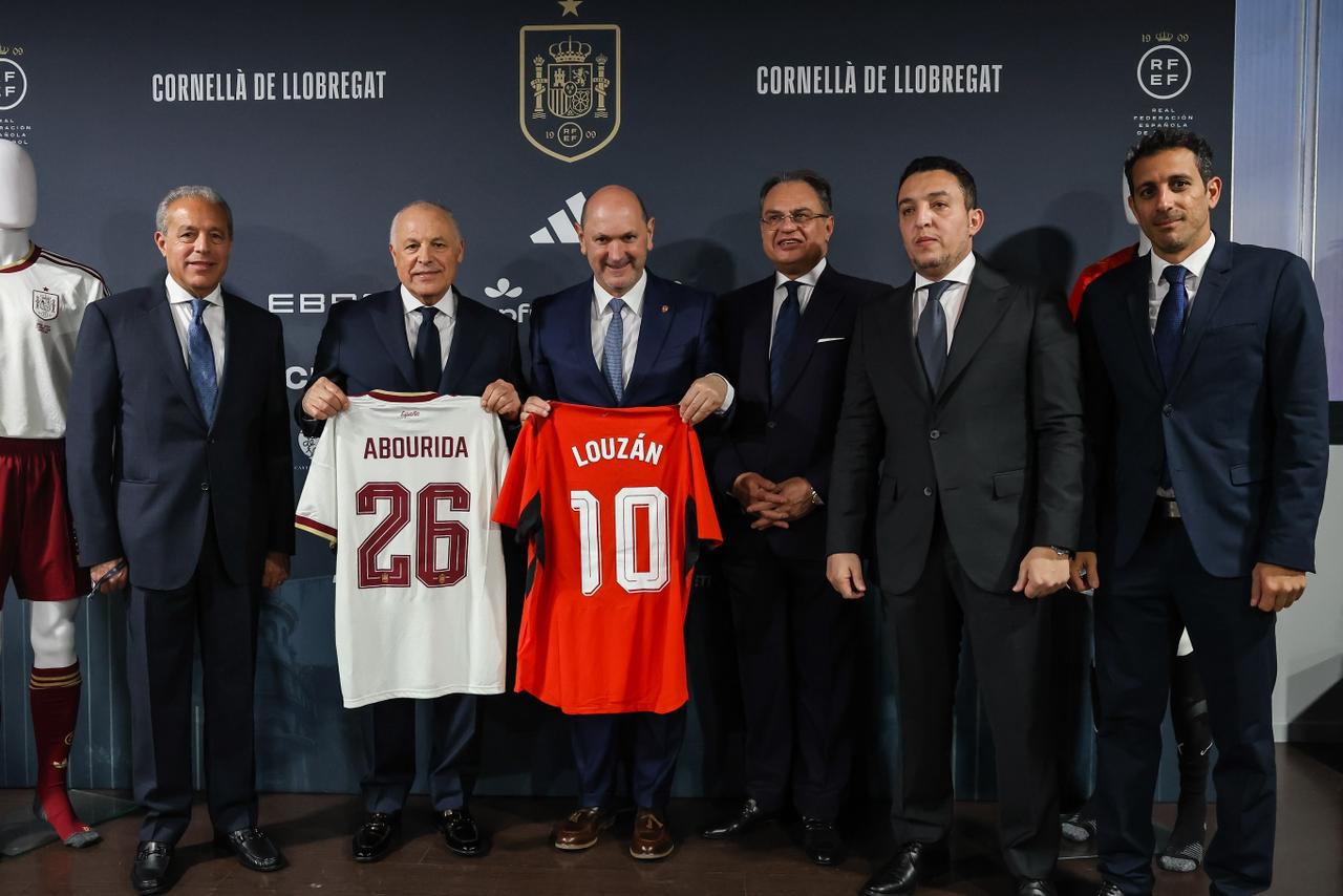 بالصور أبوريدة يهدي قميص منتخب مصر لرئيس الاتحاد الإسباني