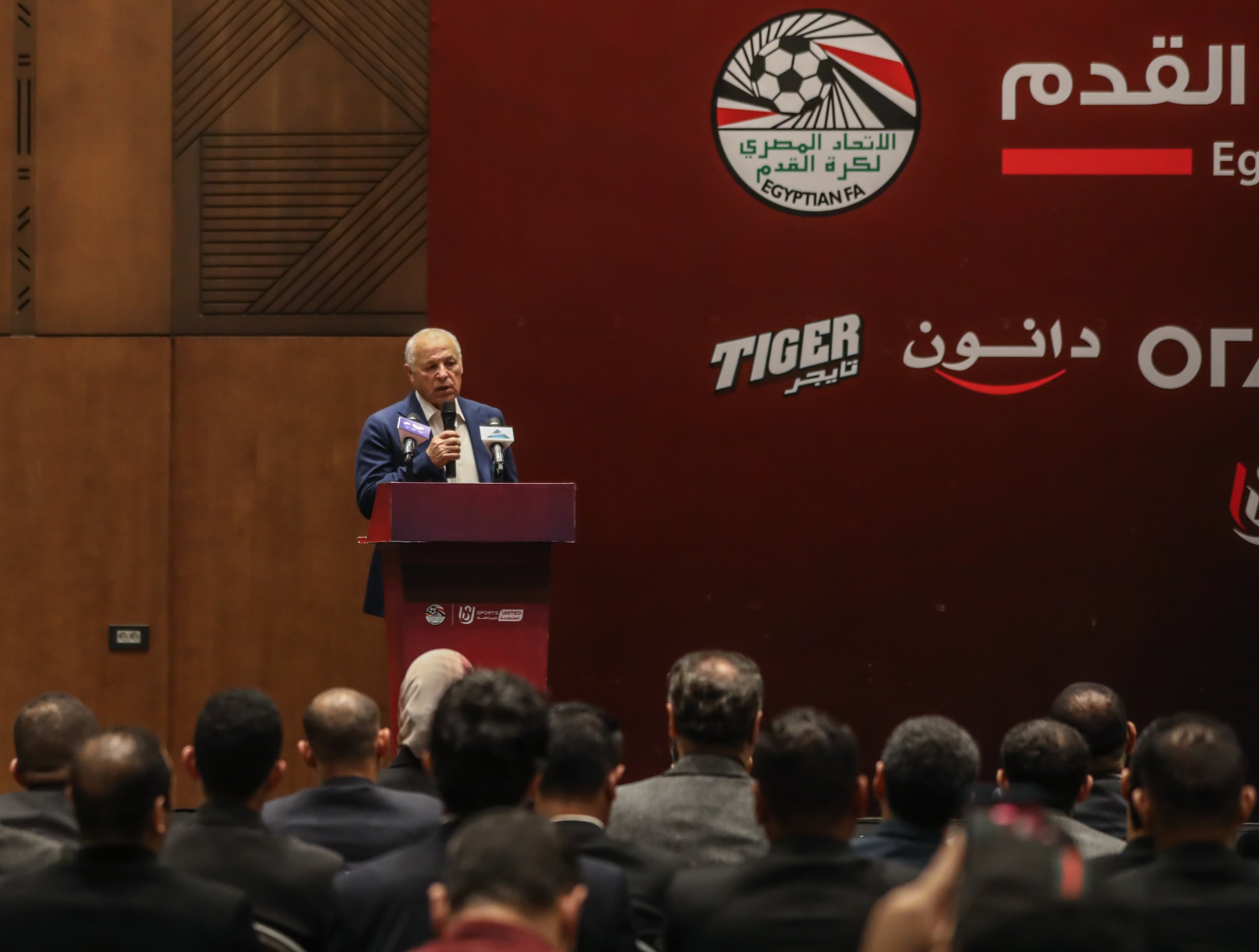 بالصور.. أبوريدة يسلم الشارة للحكام الدوليين