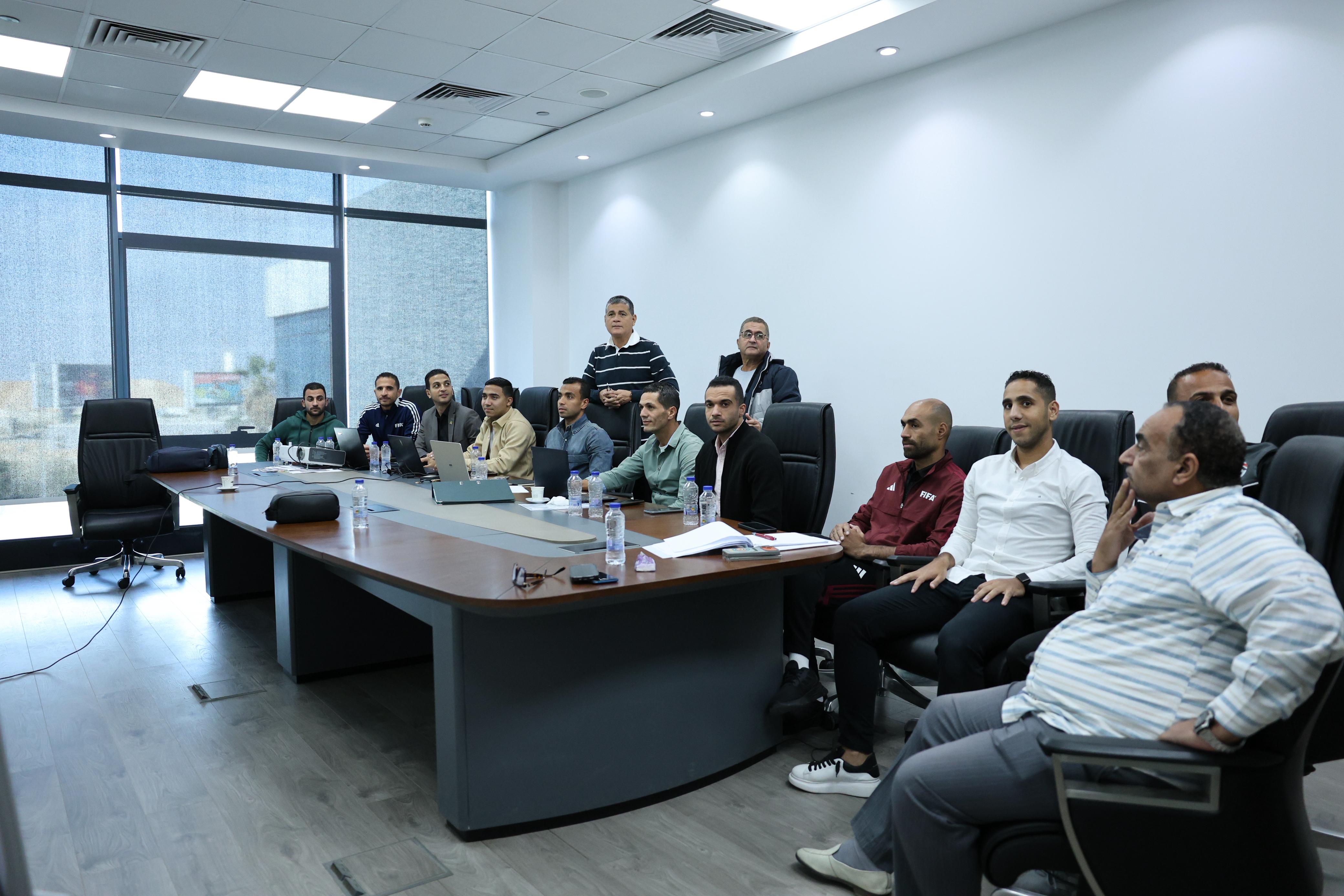 أوسكار رويز يعقد اجتماعًا فنيًا مع 9 حكام لمراجعة بعض الحالات 