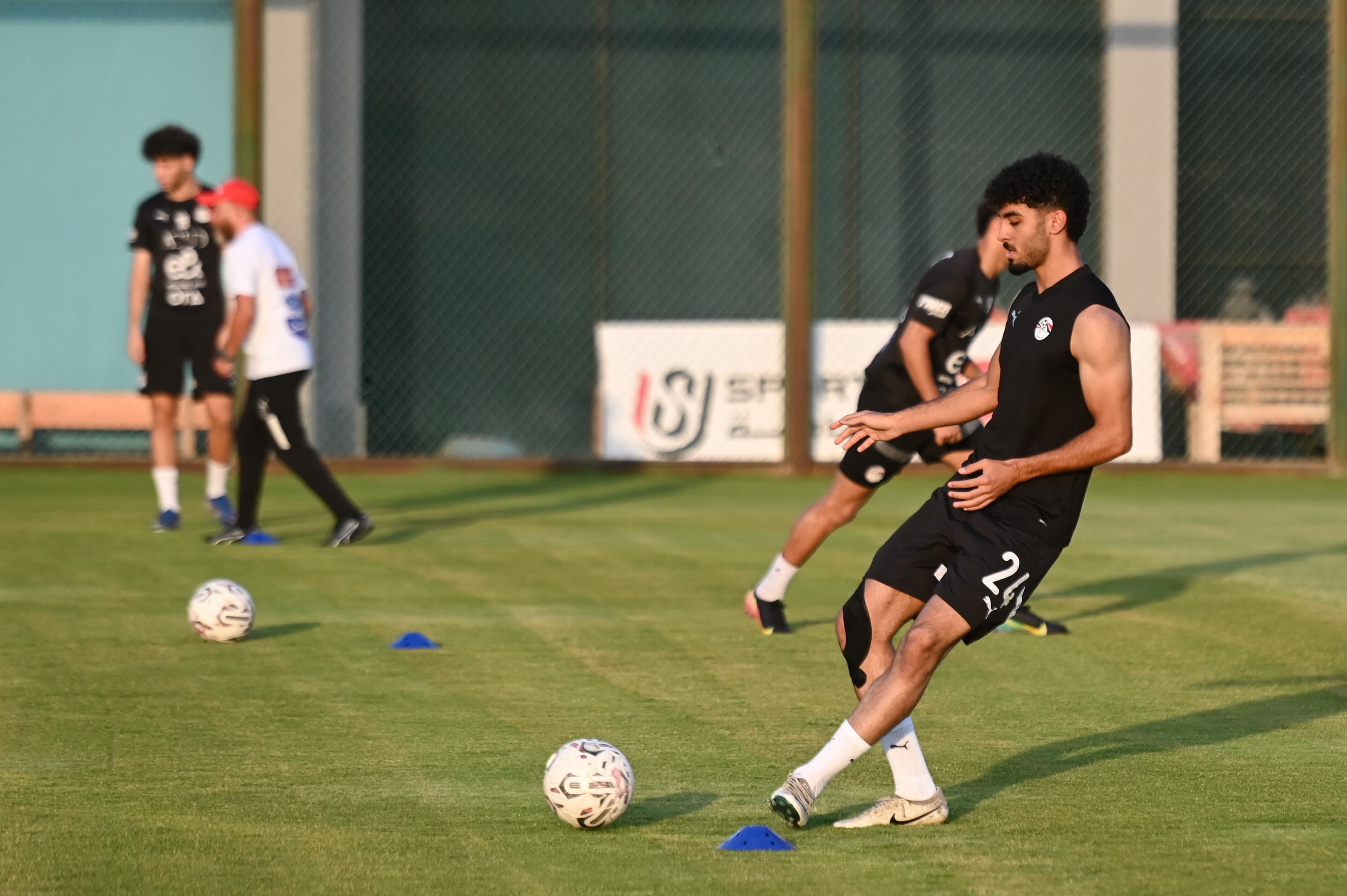 بالصور.. منتخب الشباب يواصل تدريباته بقيادة وائل رياض