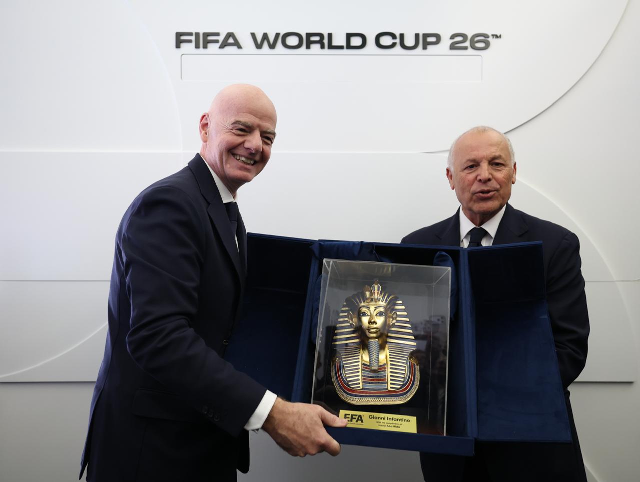 بالصور.. إنفانتينو وأبو ريدة يتبادلان الدروع التذكارية على هامش مباراة مصر وبلجيكا في كأس العالم 