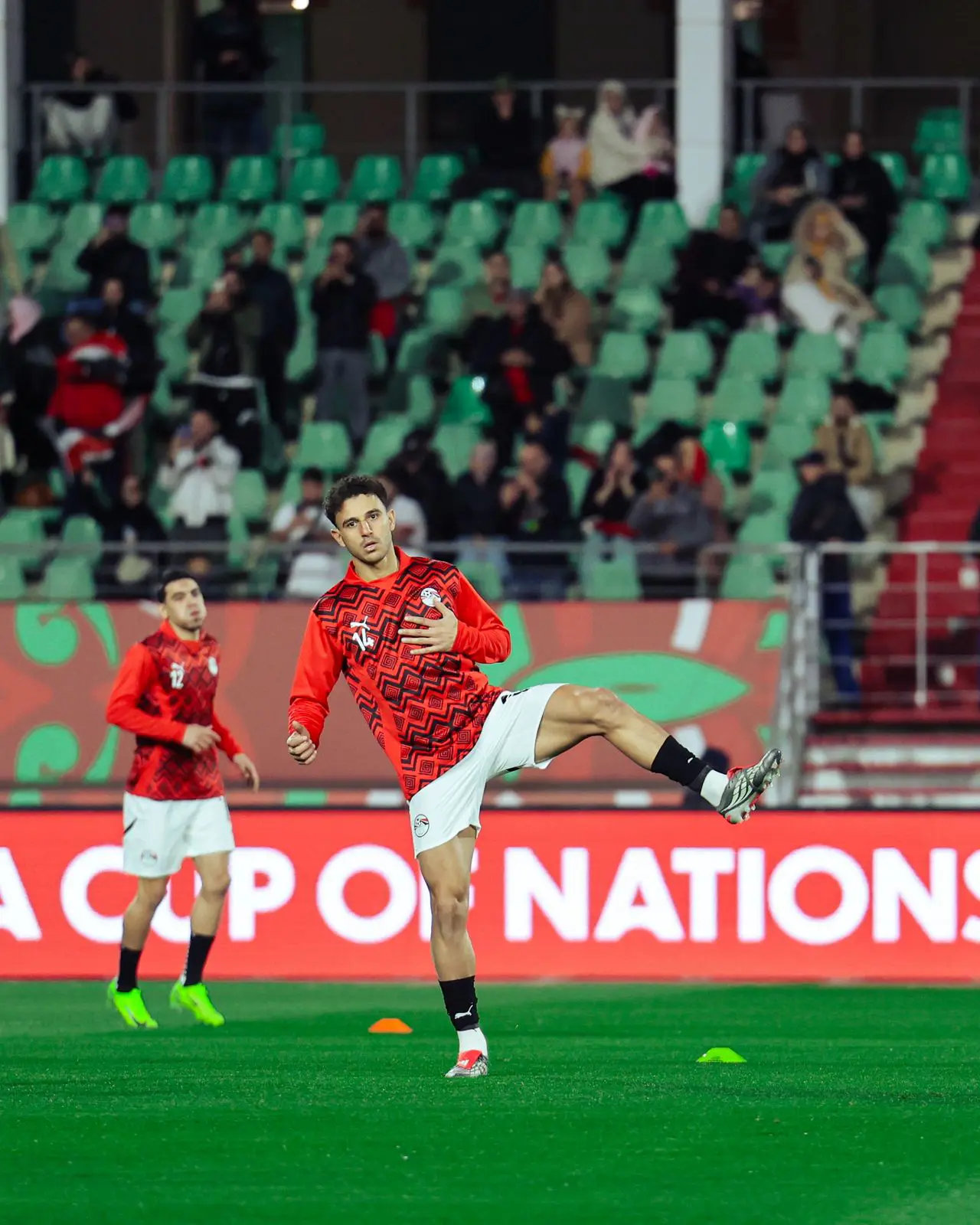 احماء لاعبو المنتخب قبل بداية مباراة زيمبابوي