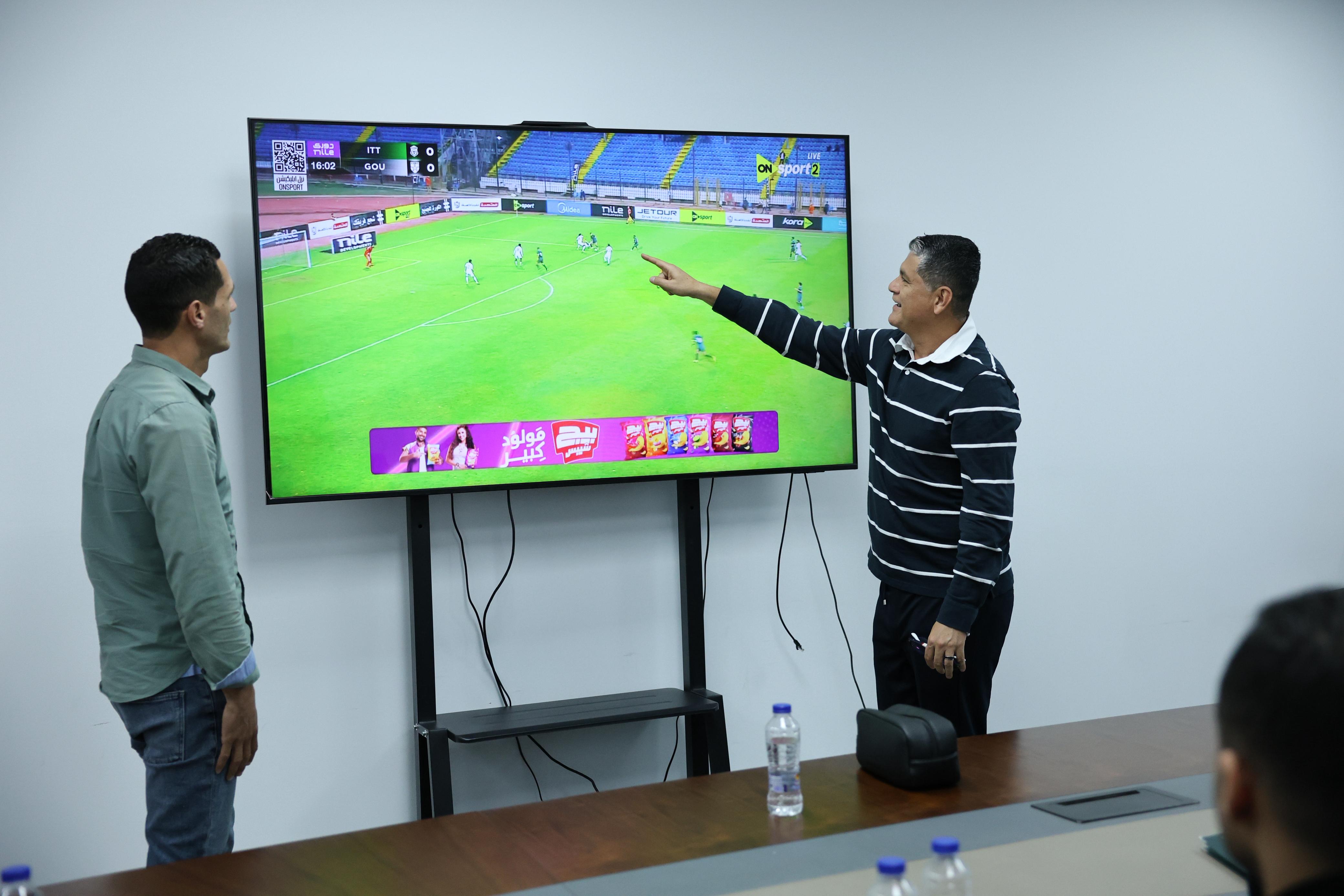 أوسكار رويز يعقد اجتماعًا فنيًا مع 9 حكام لمراجعة بعض الحالات 