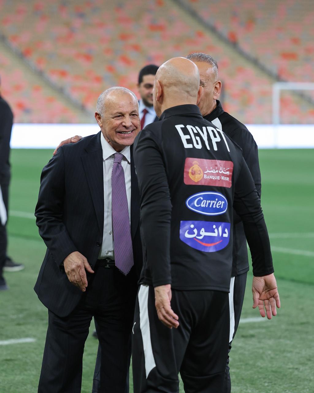 منتخب مصر يختتم تدريباته لمواجهة السعودية غداً.. ووزير الرياضة يجتمع باللاعبين