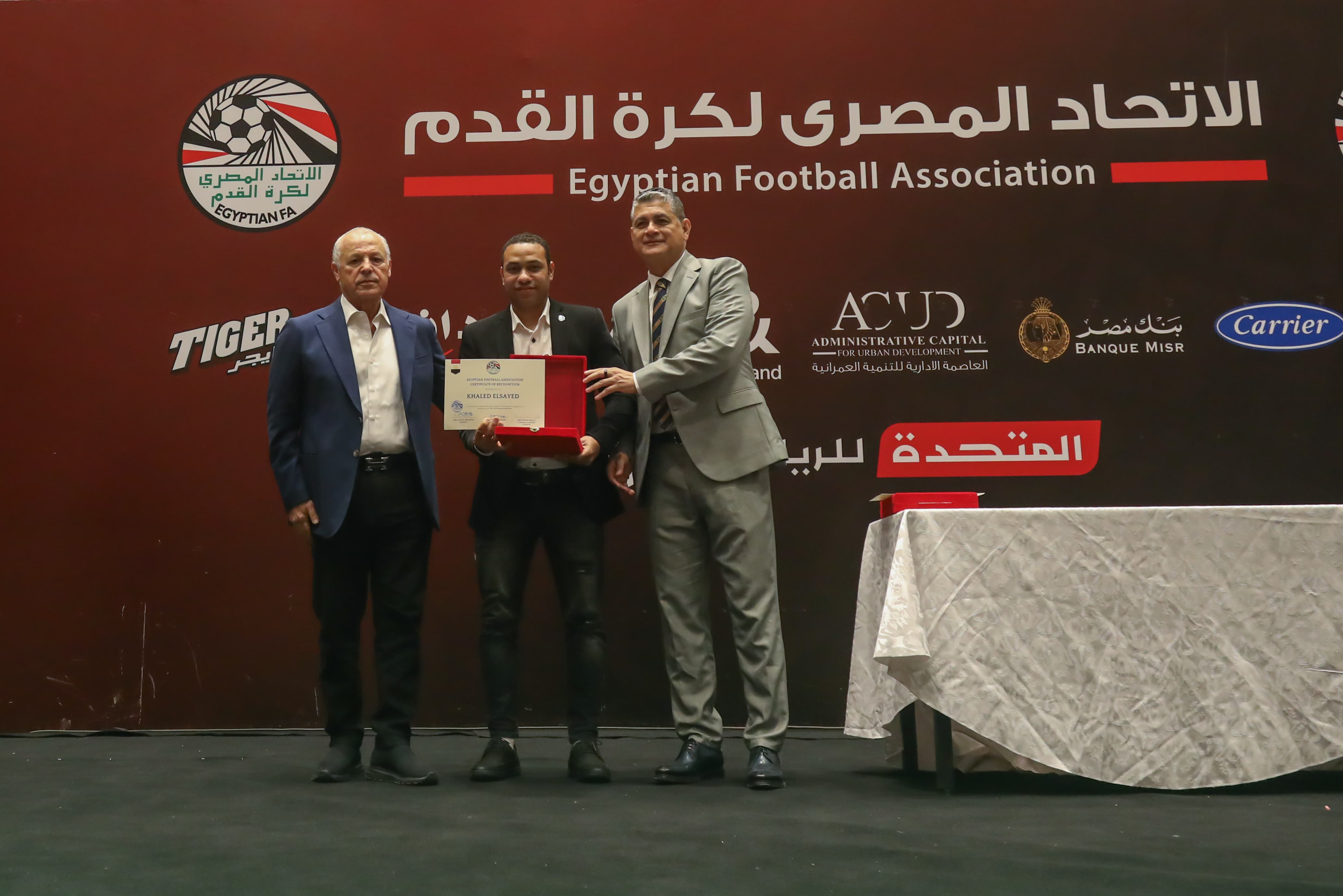 بالصور.. أبوريدة يسلم الشارة للحكام الدوليين