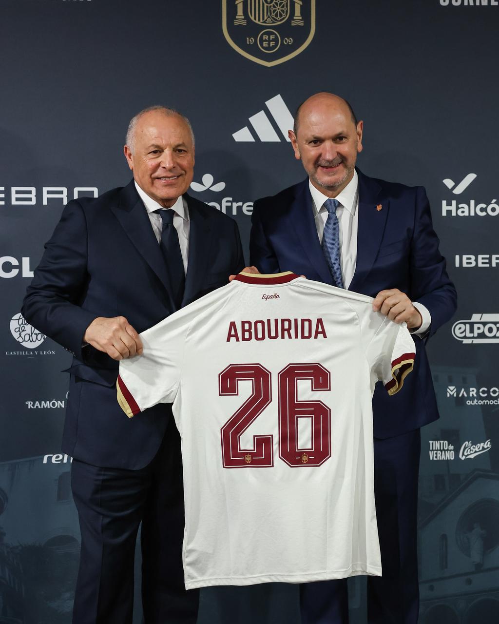 بالصور أبوريدة يهدي قميص منتخب مصر لرئيس الاتحاد الإسباني