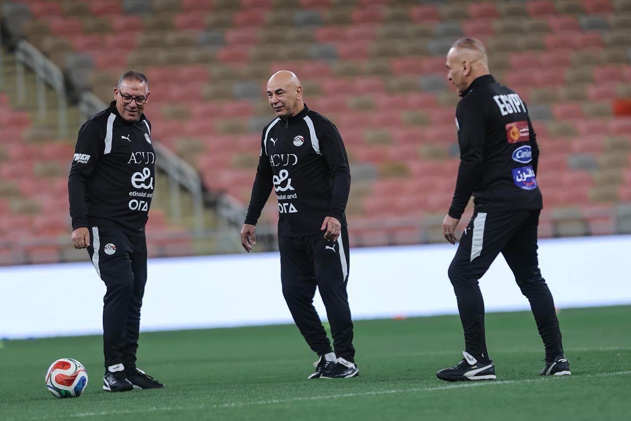 منتخب مصر يختتم تدريباته لمواجهة السعودية غداً.. ووزير الرياضة يجتمع باللاعبين