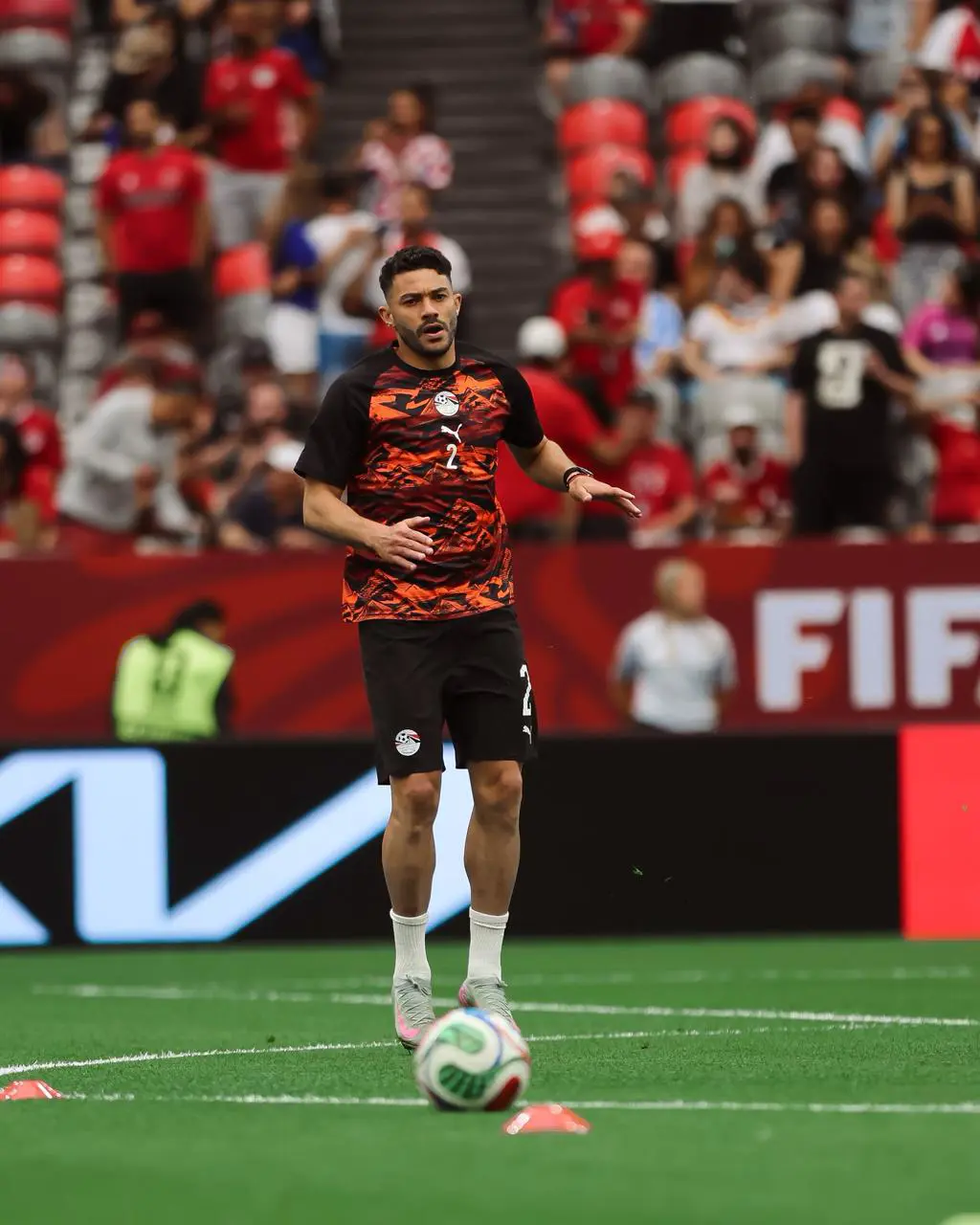 بالصور.. لاعبو منتخب مصر يجرون عمليات الإحماء استعدادًا لمواجهة نيوزيلندا