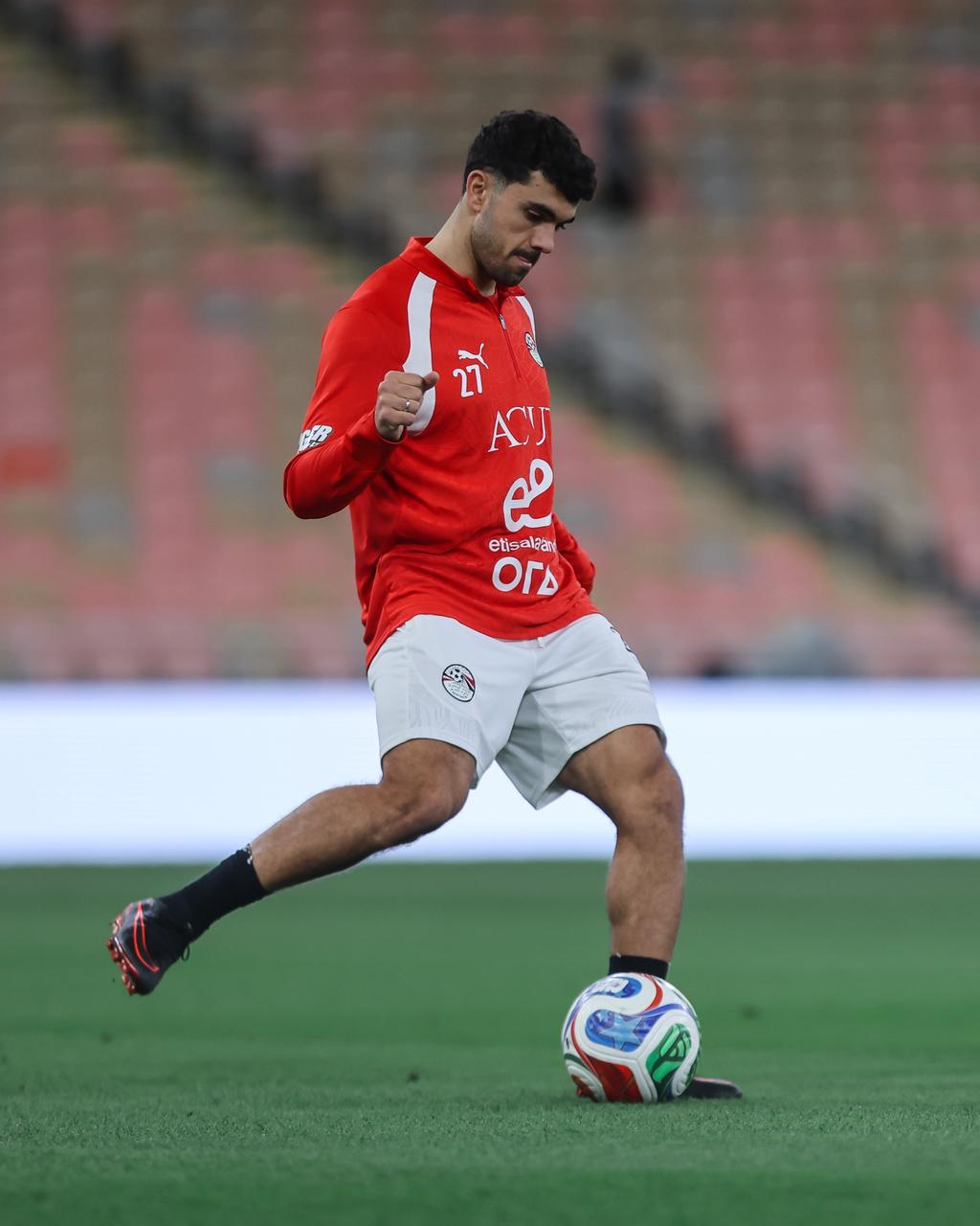 منتخب مصر يختتم تدريباته لمواجهة السعودية غداً.. ووزير الرياضة يجتمع باللاعبين