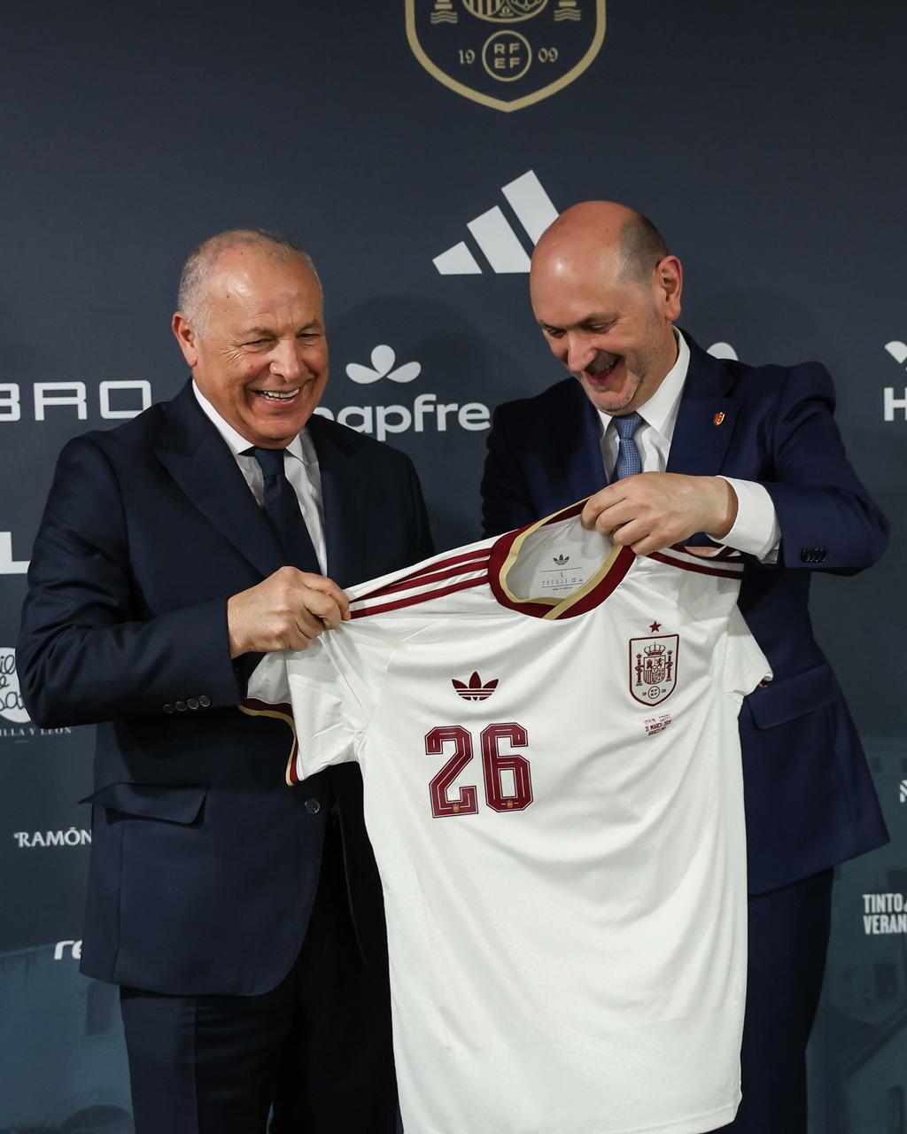 بالصور أبوريدة يهدي قميص منتخب مصر لرئيس الاتحاد الإسباني