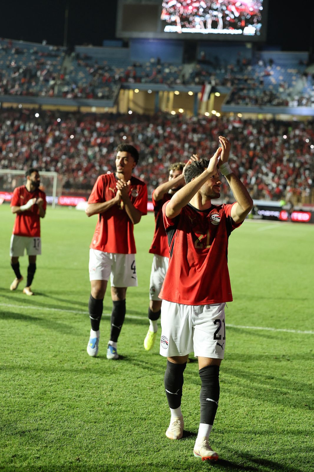 احتفالات لاعبي المنتخب الوطني بعد الفوز على روسيا