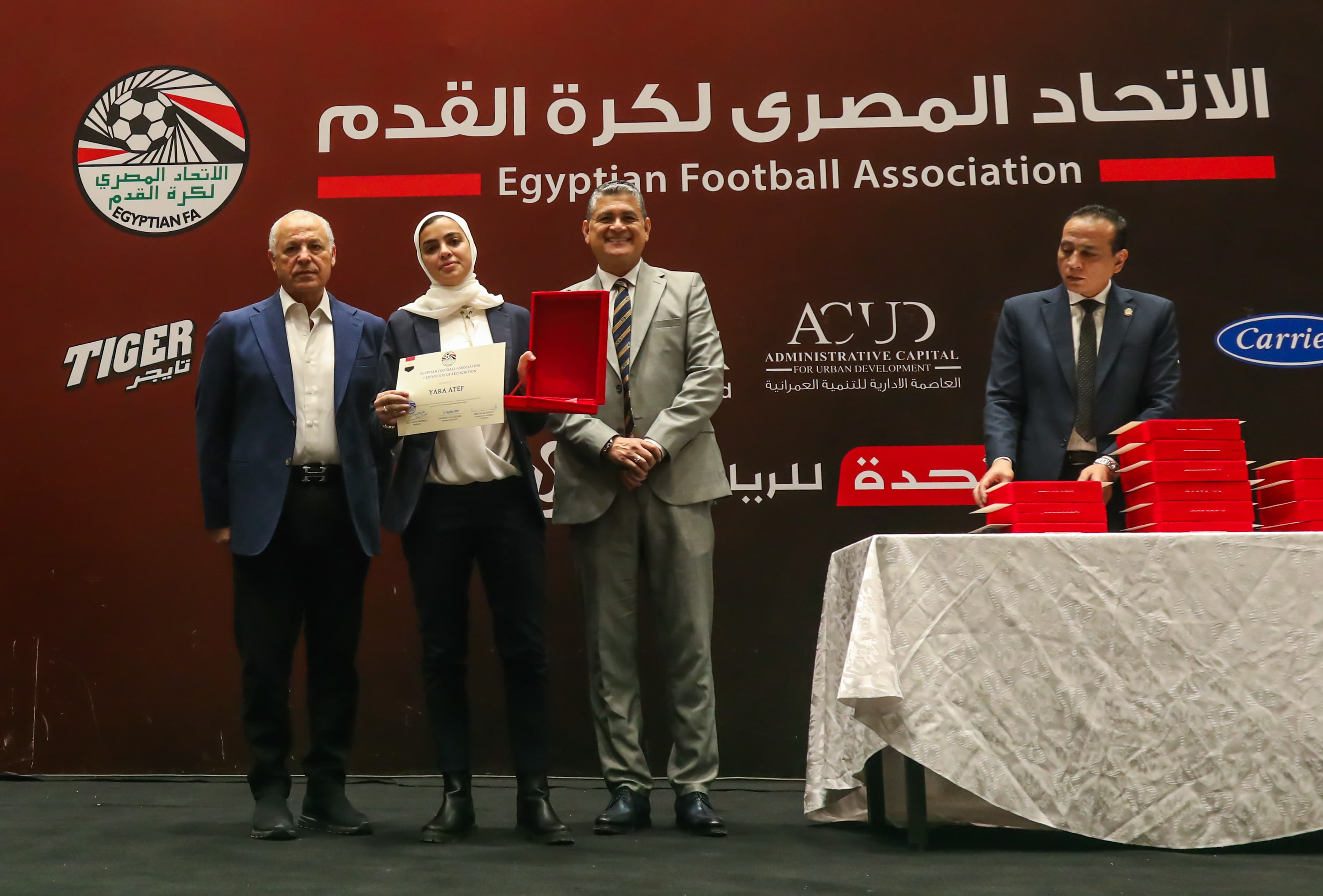 بالصور.. أبوريدة يسلم الشارة للحكام الدوليين