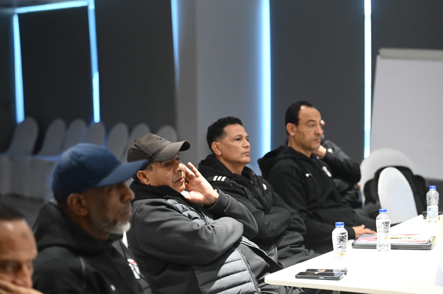 صور محاضرة pro1  عن طرق التعامل مع وسائل الإعلام