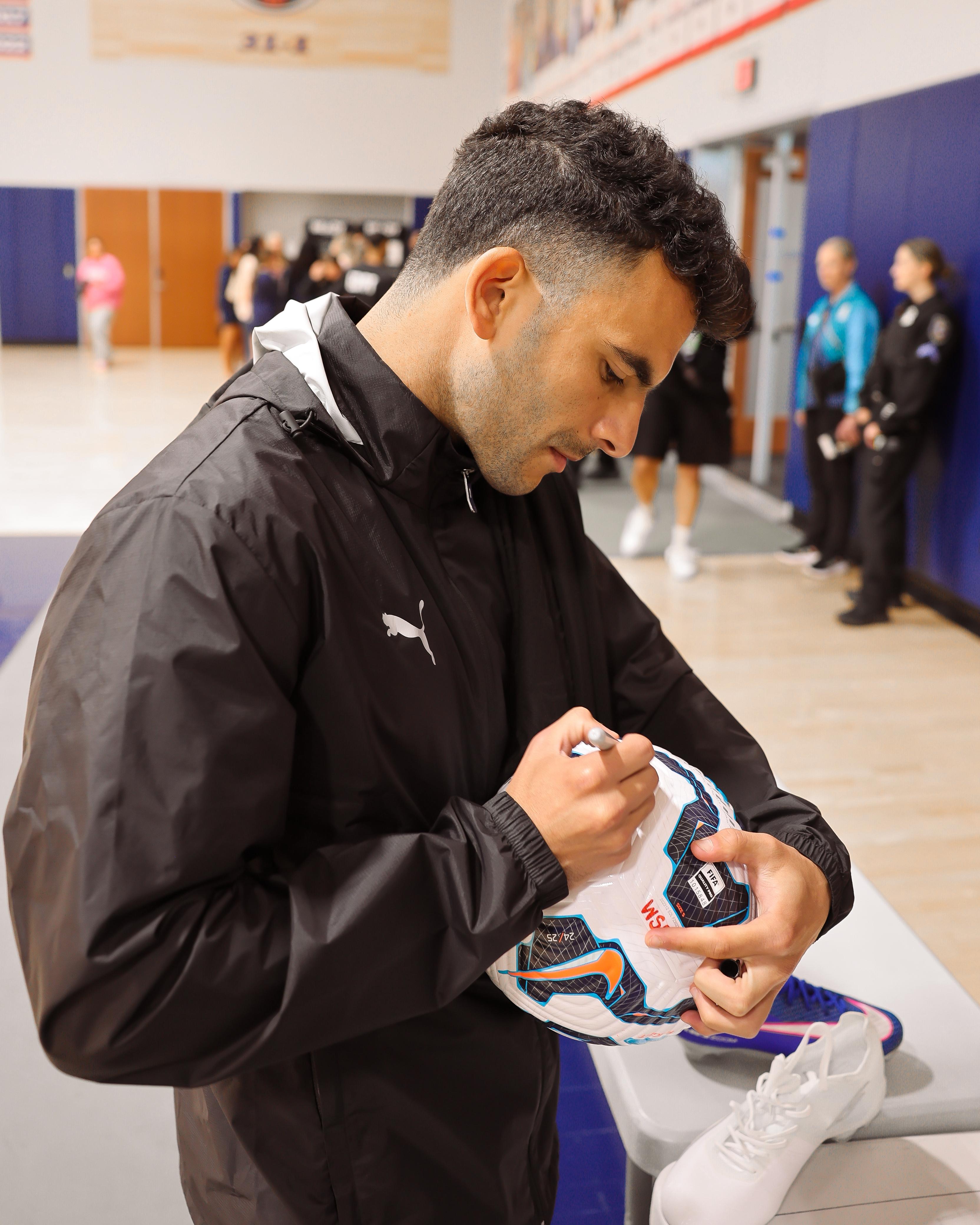 بالصور.. قميص منتخب مصر  وصور جماعية إهداءً لجامعة جونزاجا في "سبوكين" 
