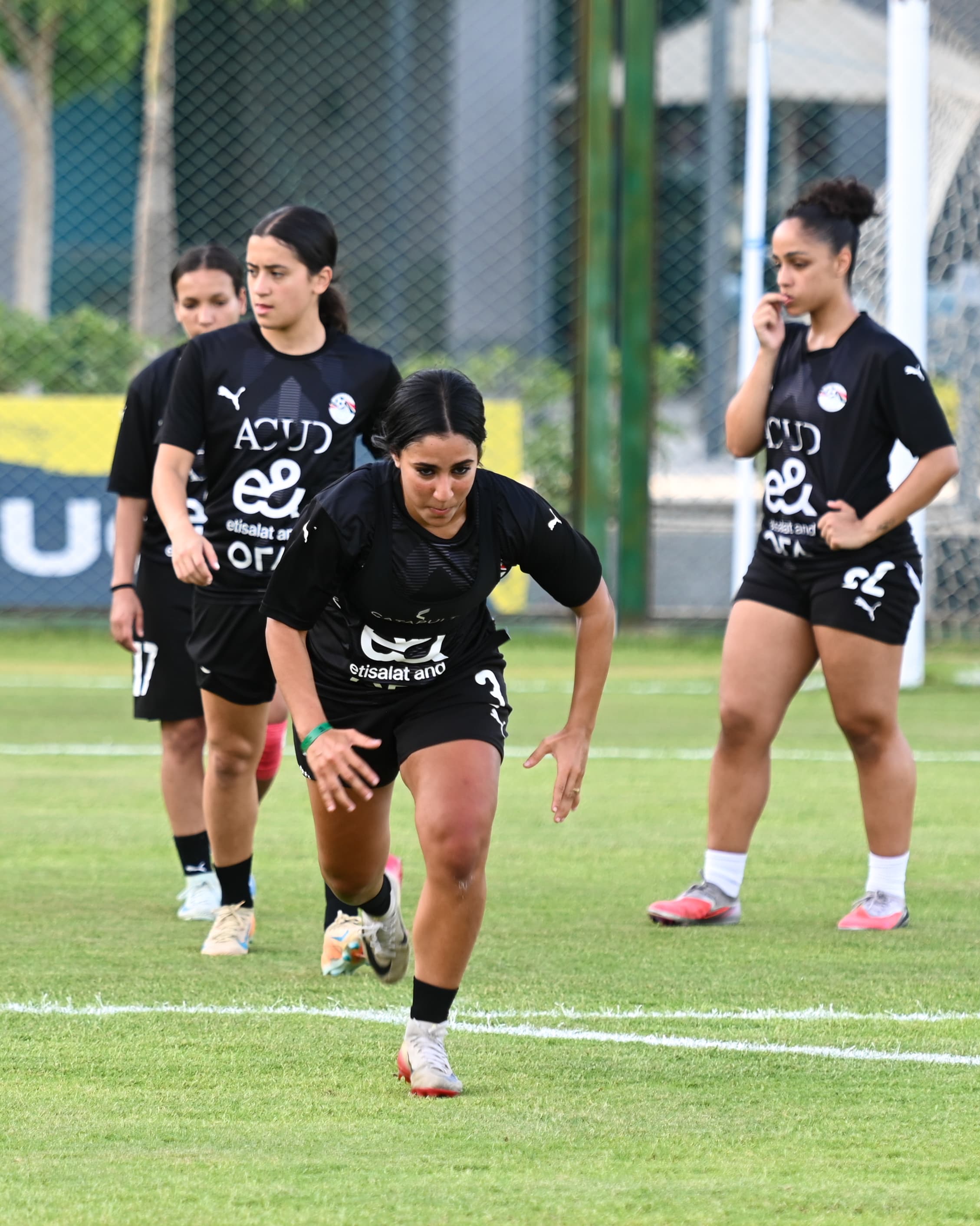 بالصور.. منتخب الكرة النسائية يواصل استعداداته لوديتي السنغال 
