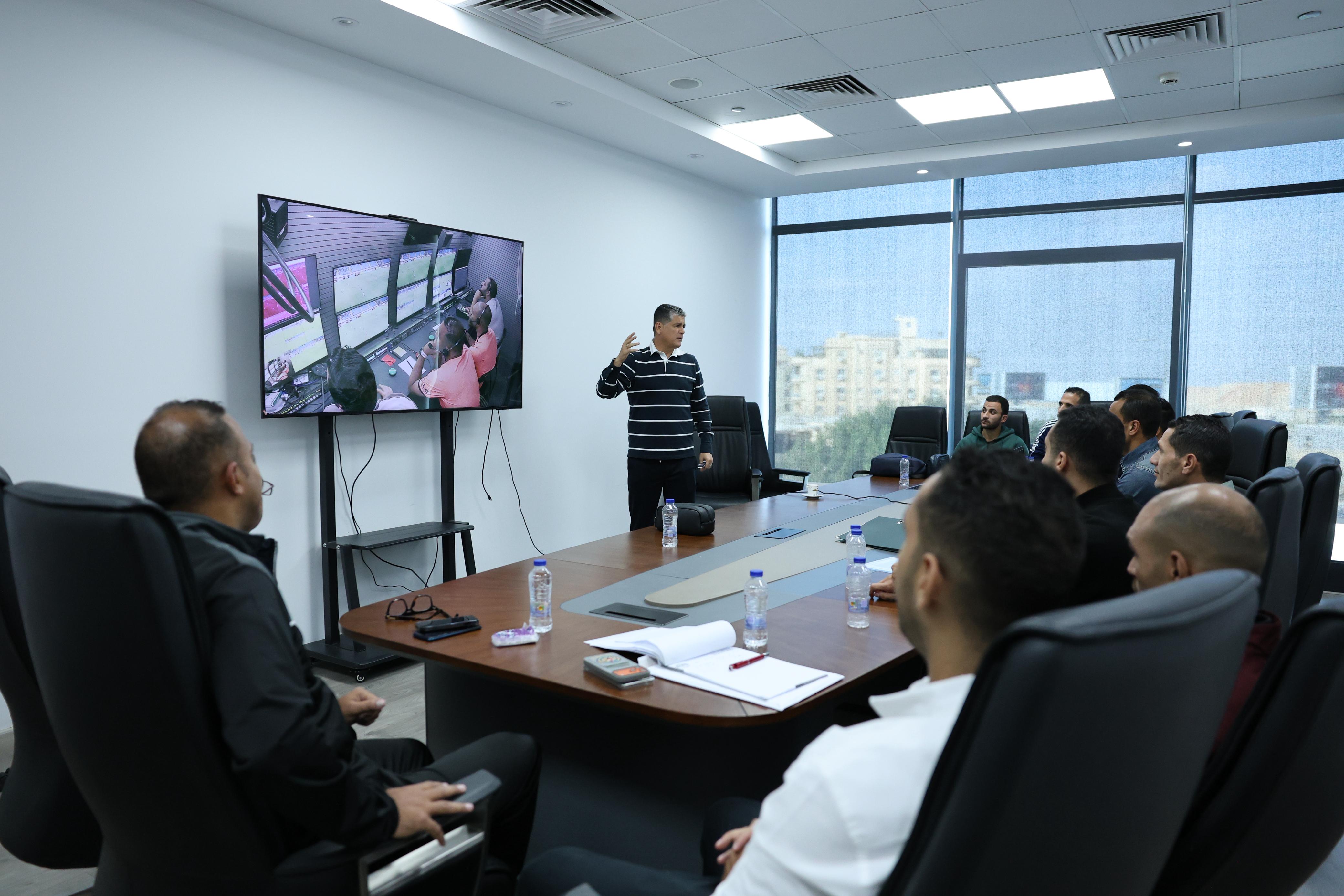 أوسكار رويز يعقد اجتماعًا فنيًا مع 9 حكام لمراجعة بعض الحالات 