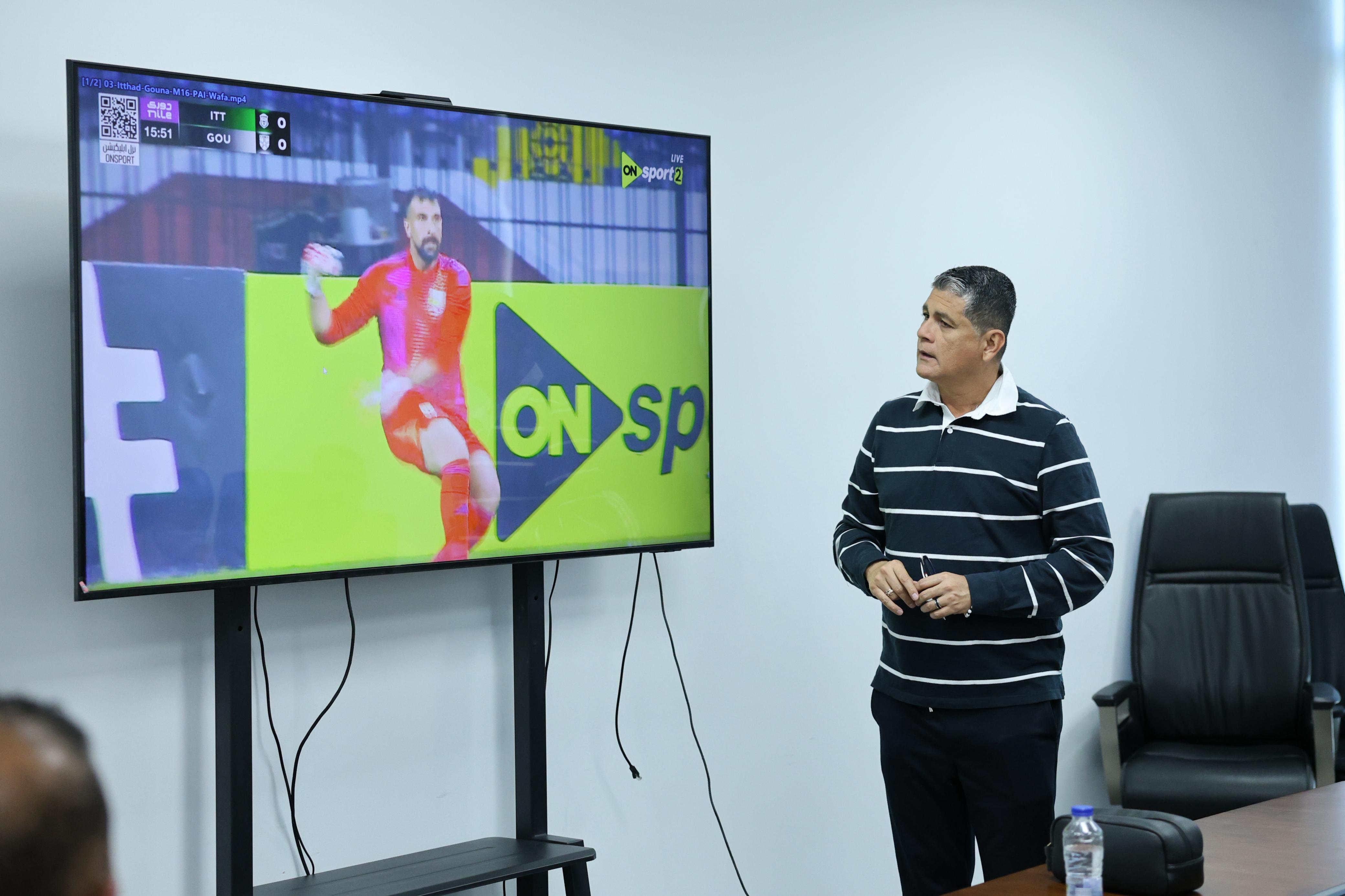 أوسكار رويز يعقد اجتماعًا فنيًا مع 9 حكام لمراجعة بعض الحالات 