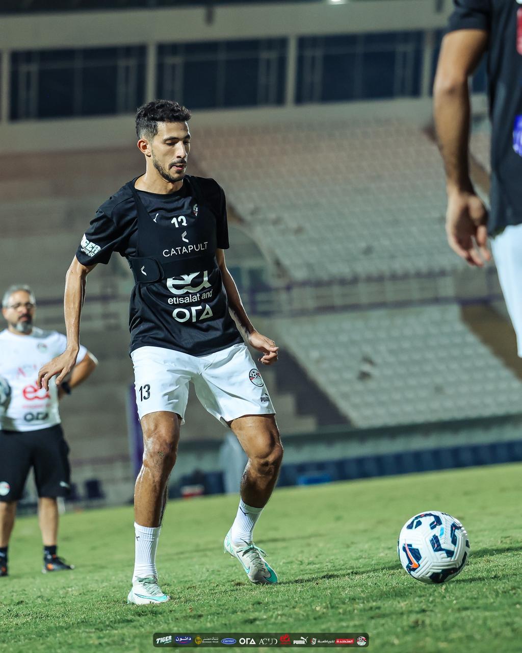 في حضور أبو ريدة.. المنتخب الوطني يتدرب على ملعب هزاع بن زايد استعدادًا لأوزبكستان