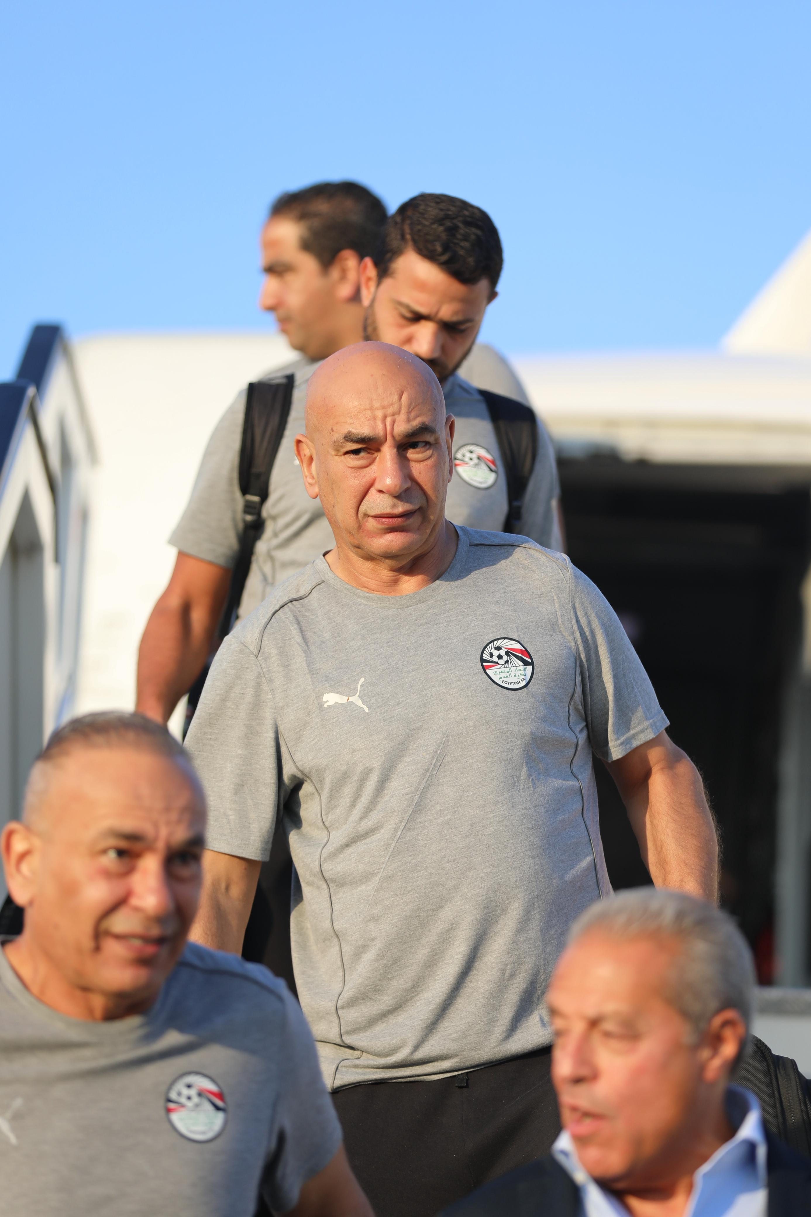 وصول بعثة المنتخب الوطني من واجادوجو ووزير الشباب والرياضة في استقبالها