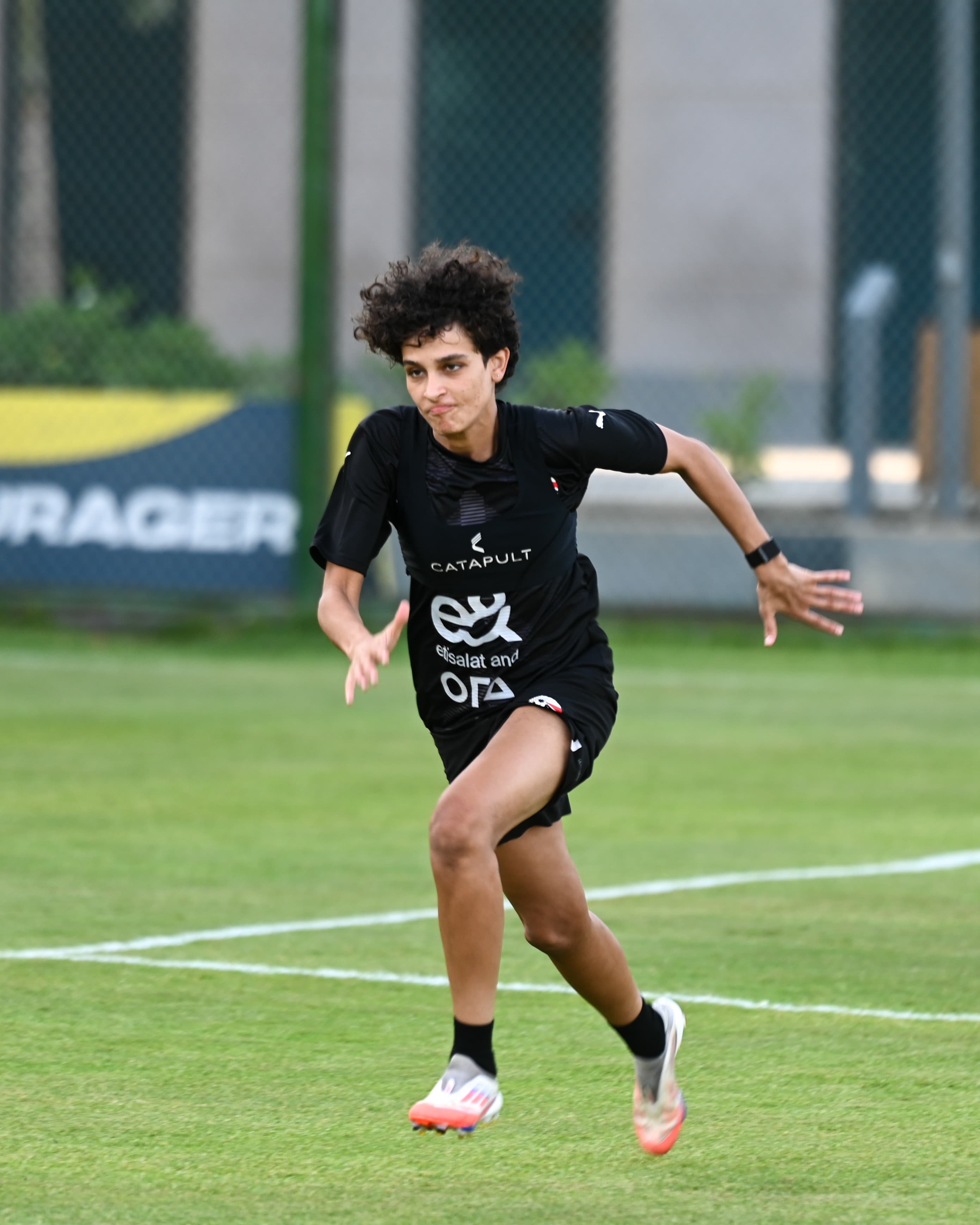 بالصور.. منتخب الكرة النسائية يواصل استعداداته لوديتي السنغال 