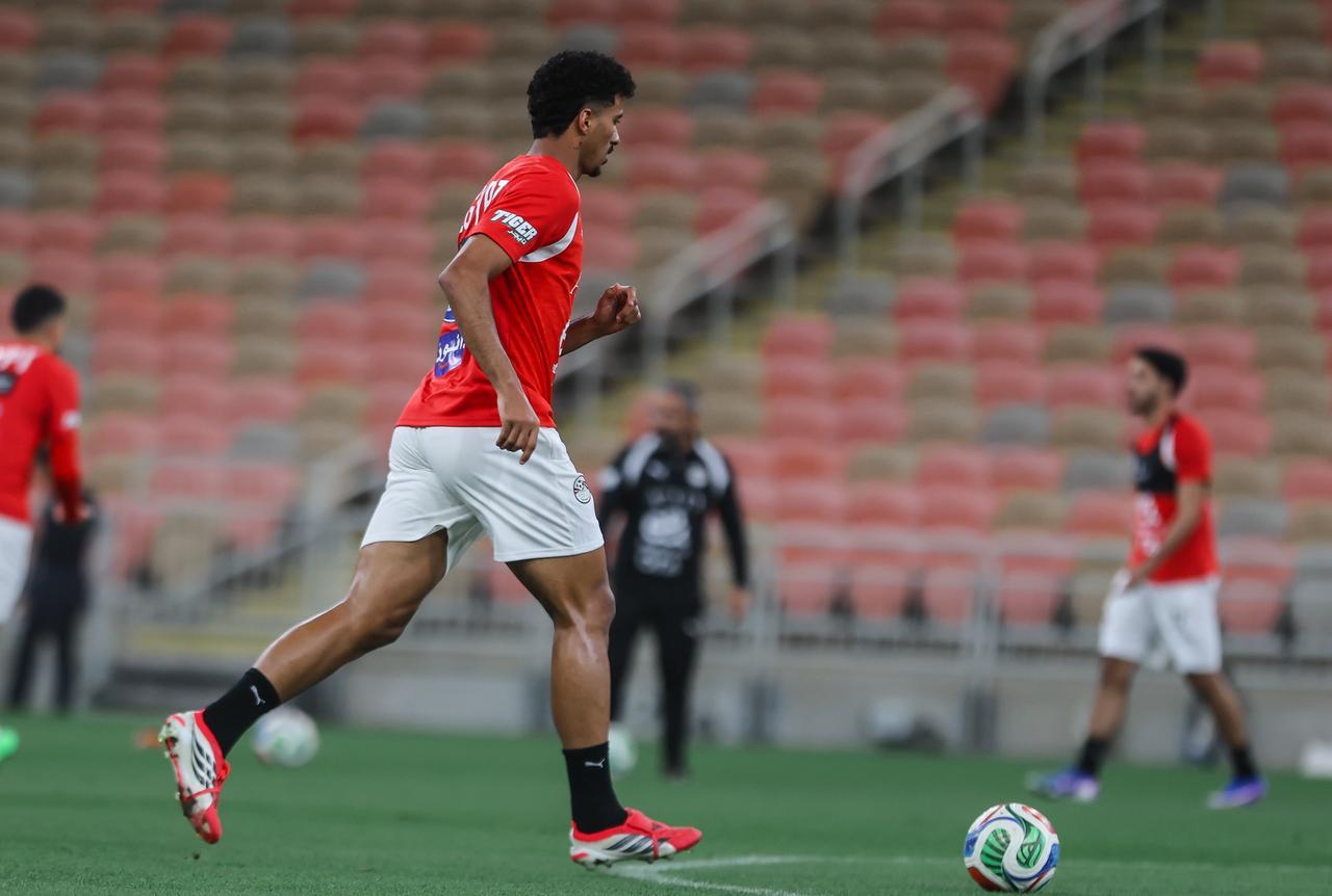 منتخب مصر يختتم تدريباته لمواجهة السعودية غداً.. ووزير الرياضة يجتمع باللاعبين