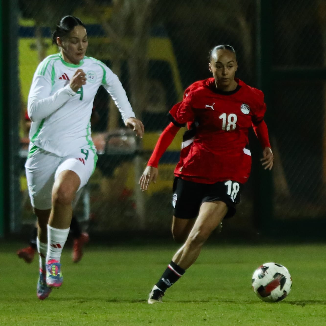 صور لقاء منتخب الكرة النسائية أمام الجزائر