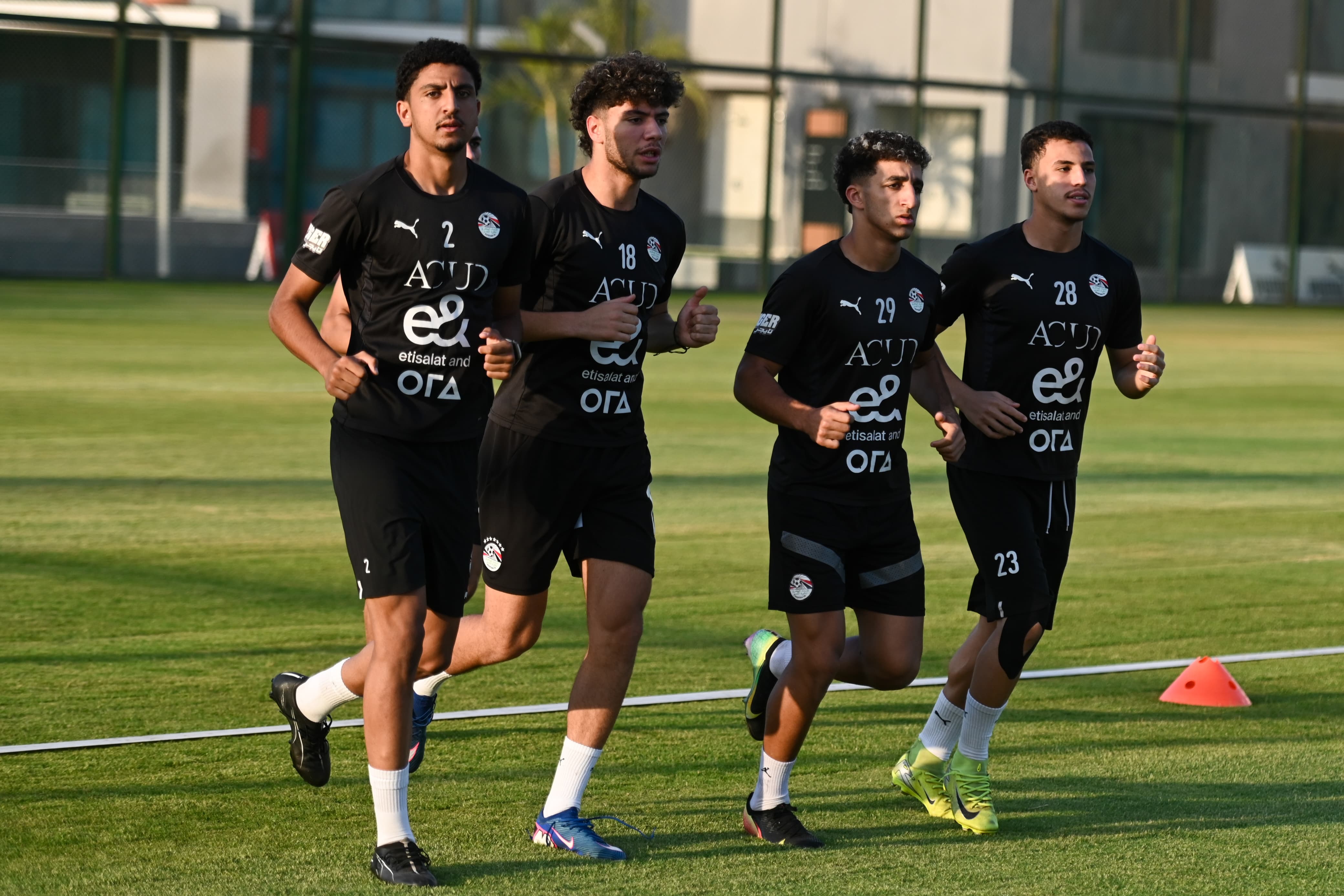 بالصور.. منتخب الشباب يواصل تدريباته بقيادة وائل رياض