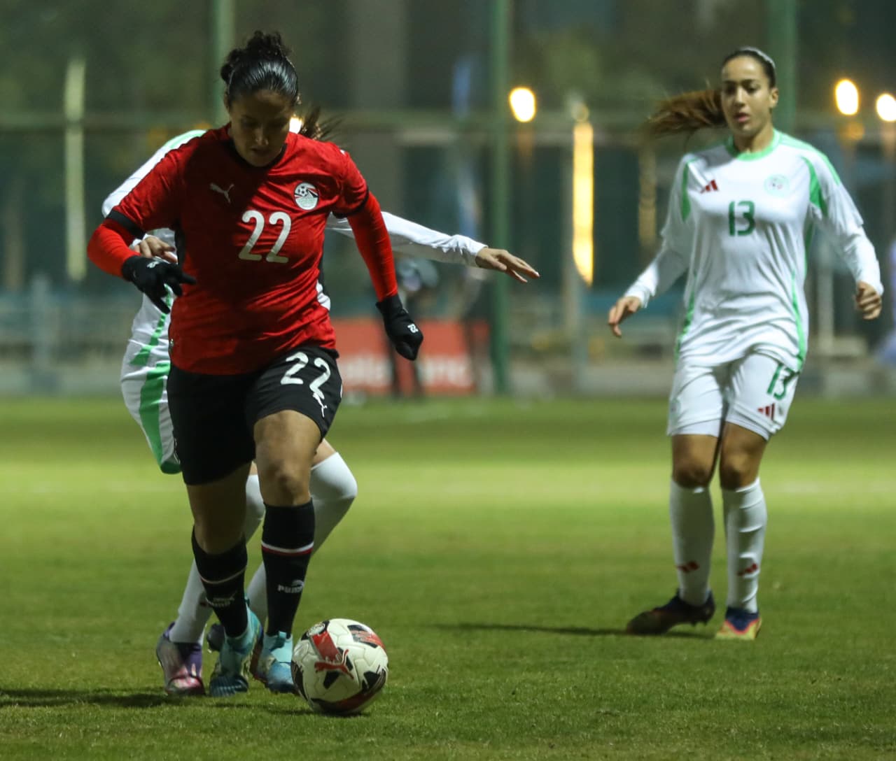 صور لقاء منتخب الكرة النسائية أمام الجزائر