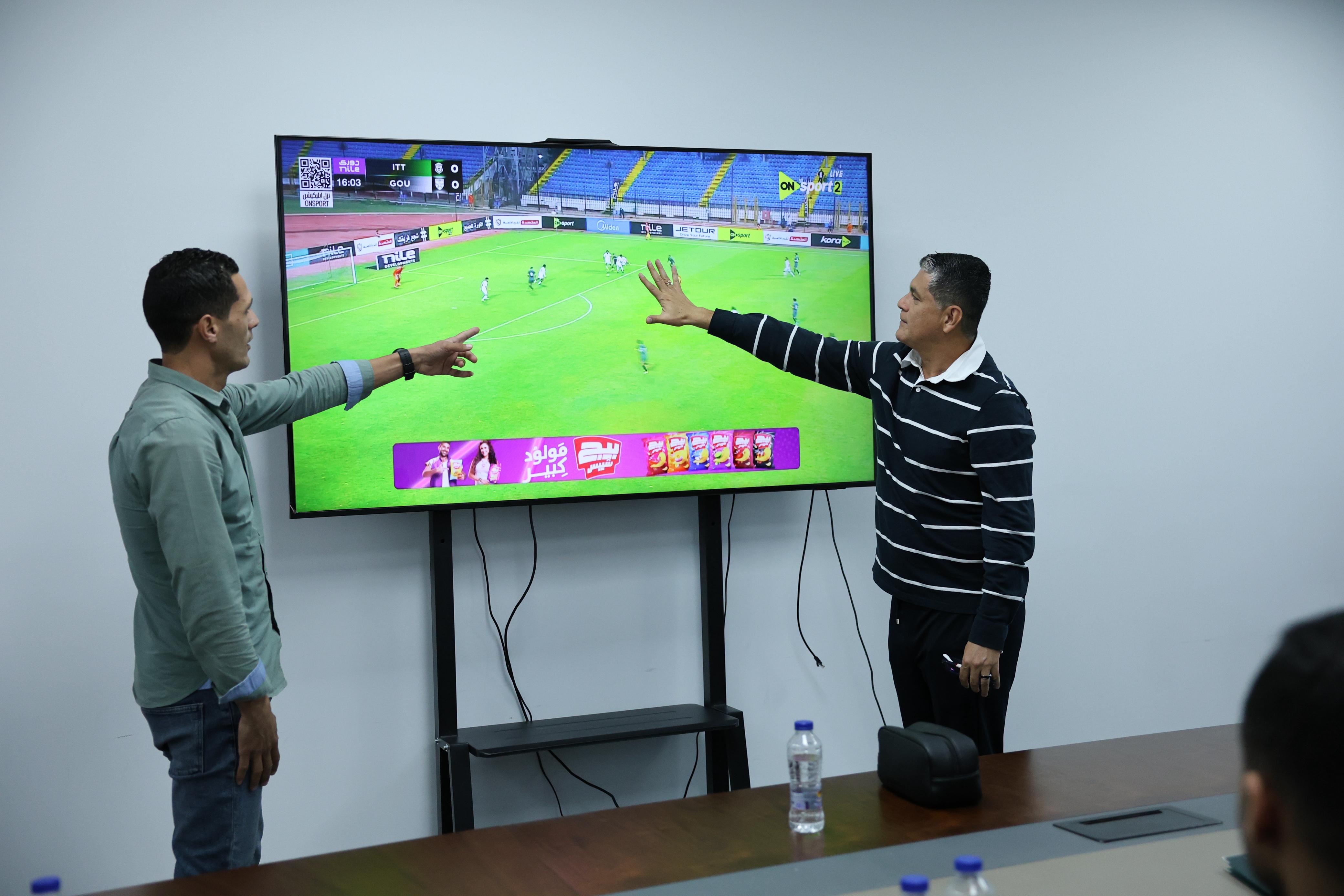 أوسكار رويز يعقد اجتماعًا فنيًا مع 9 حكام لمراجعة بعض الحالات 