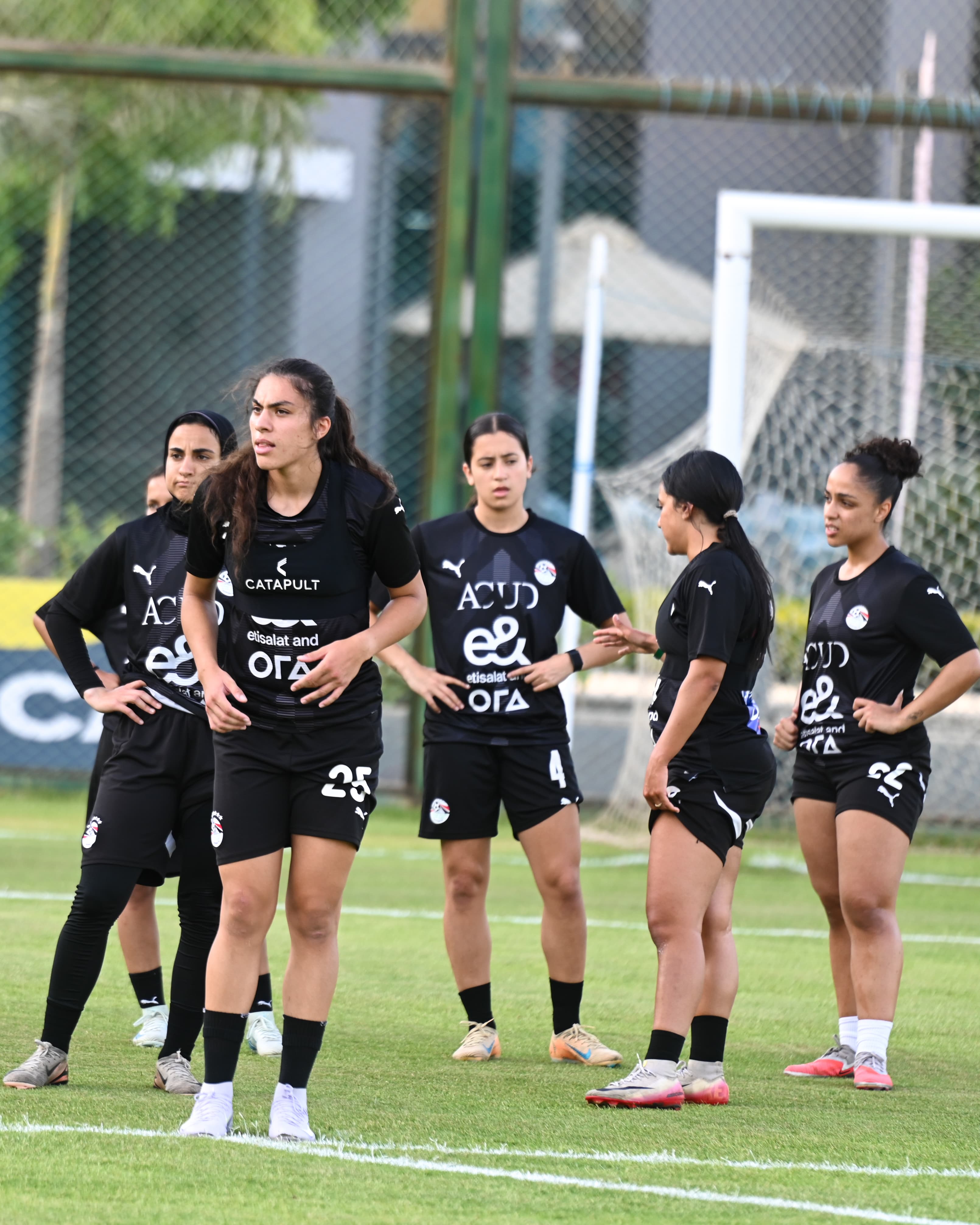 بالصور.. منتخب الكرة النسائية يواصل استعداداته لوديتي السنغال 