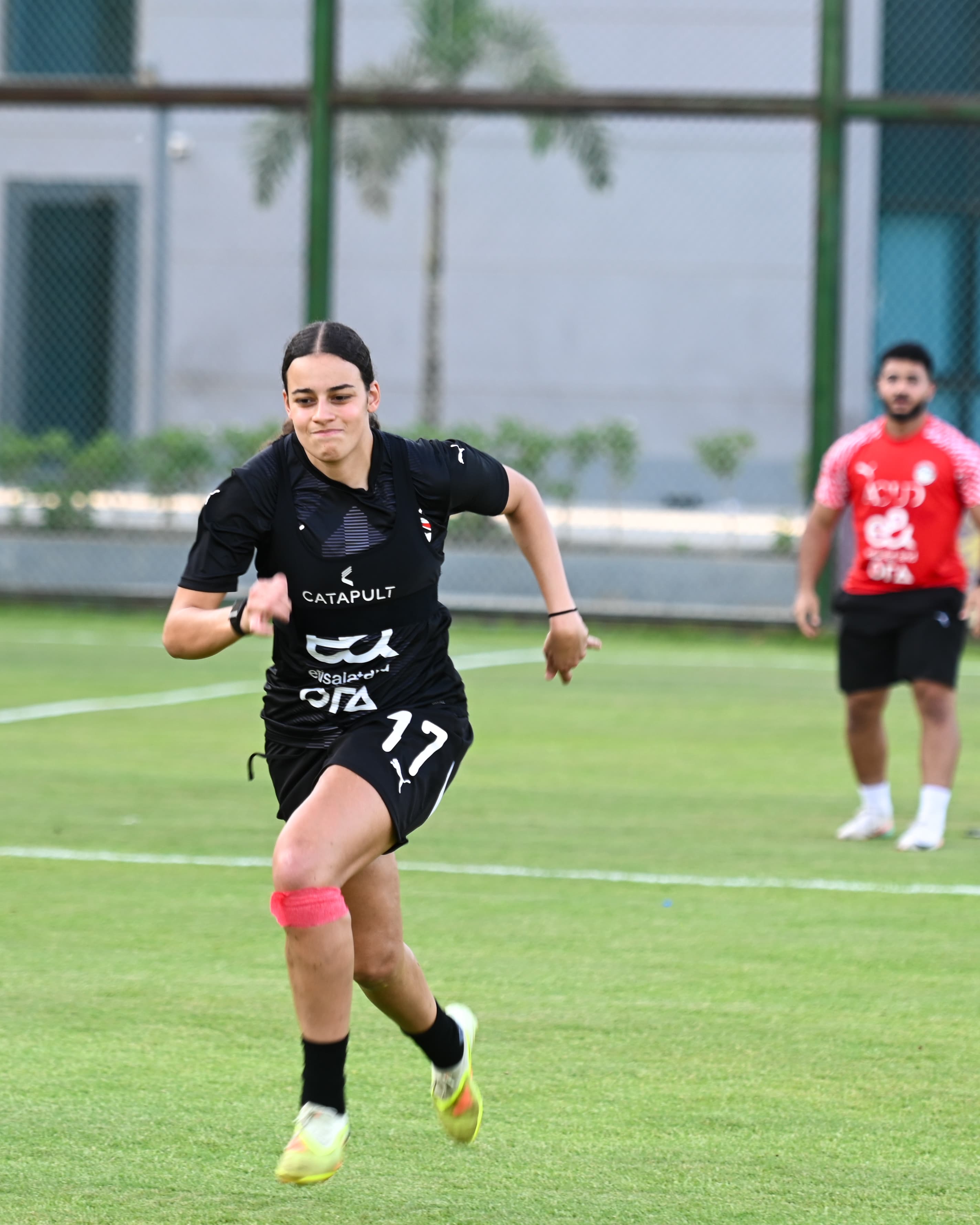 بالصور.. منتخب الكرة النسائية يواصل استعداداته لوديتي السنغال 