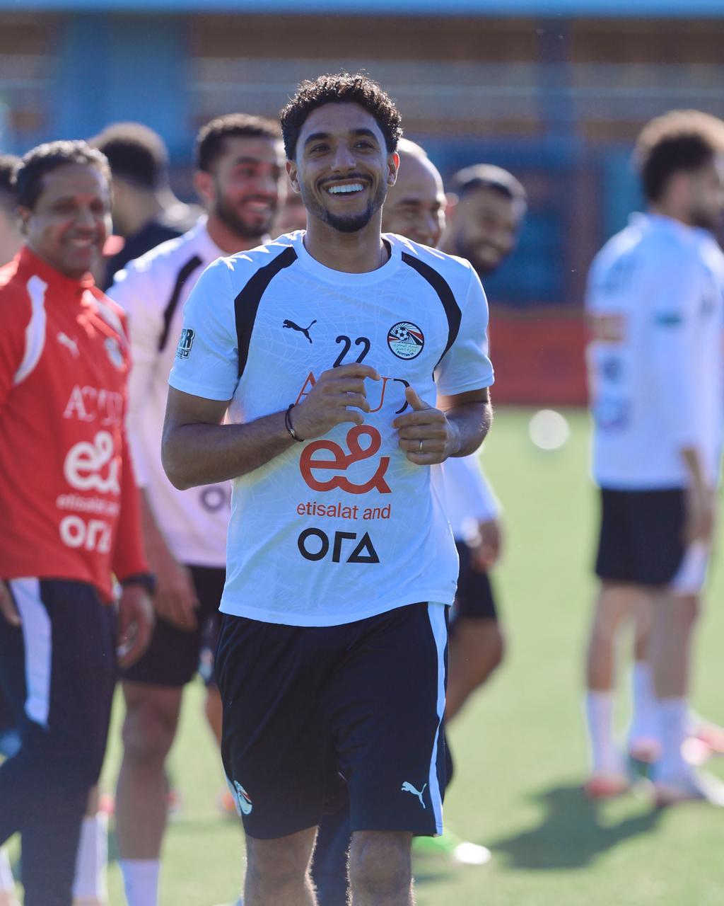 بالصور.. المنتخب يحتفل بعقد قران عمر مرموش بممر شرفي