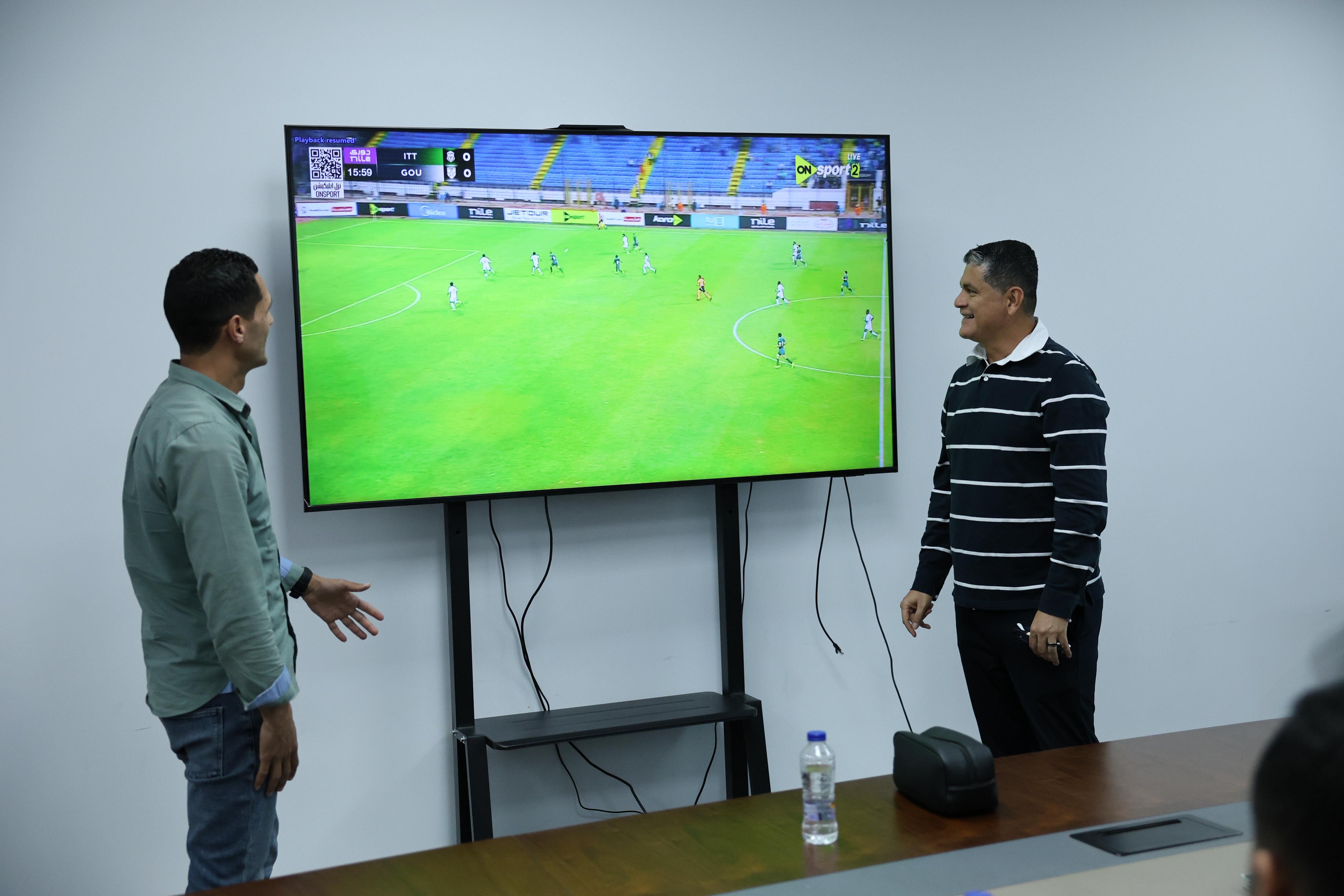 أوسكار رويز يعقد اجتماعًا فنيًا مع 9 حكام لمراجعة بعض الحالات 