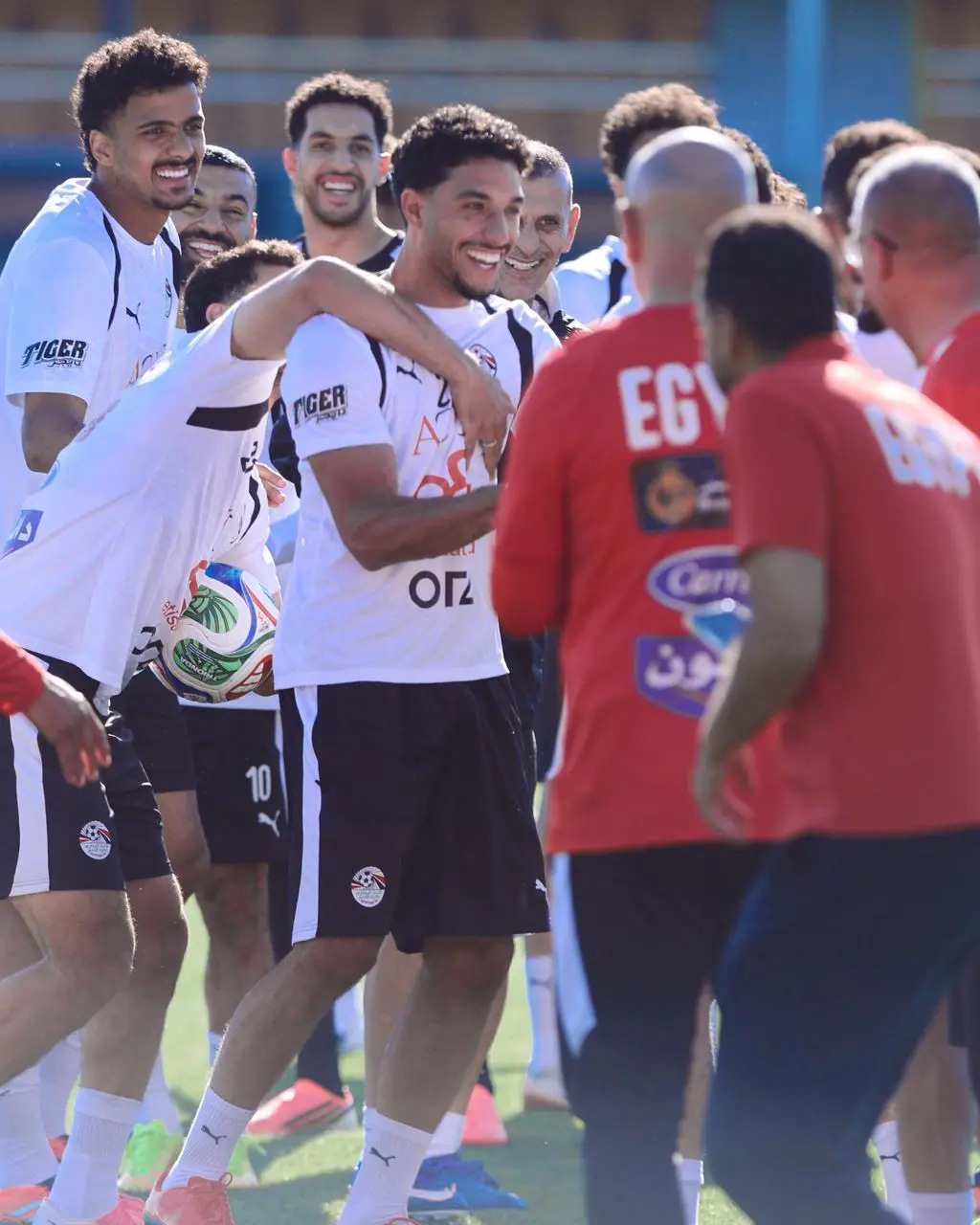 بالصور.. المنتخب يحتفل بعقد قران عمر مرموش بممر شرفي