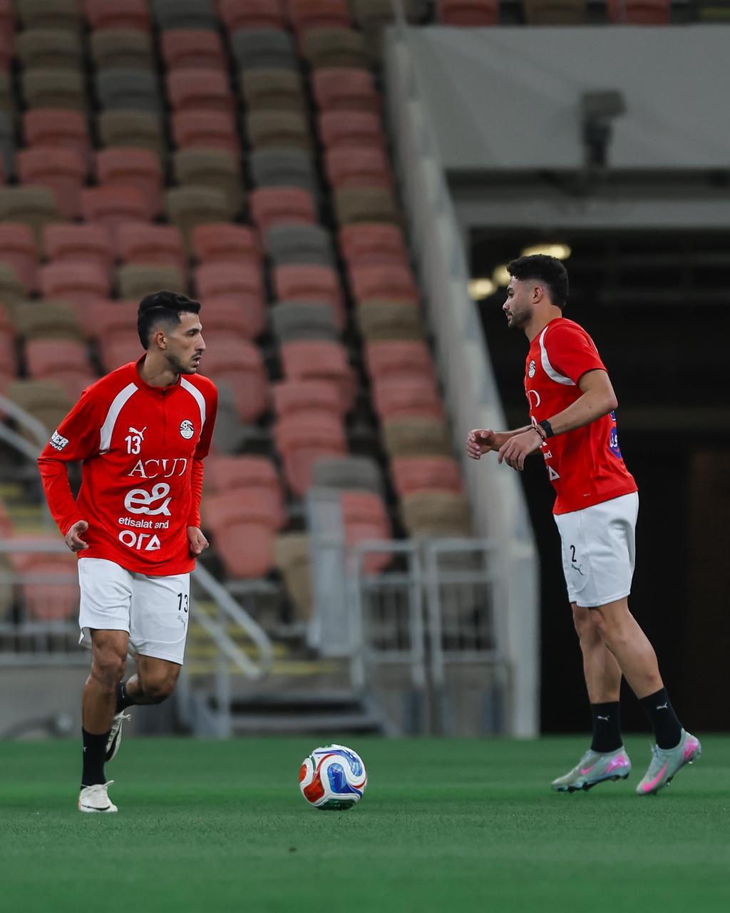 منتخب مصر يختتم تدريباته لمواجهة السعودية غداً.. ووزير الرياضة يجتمع باللاعبين