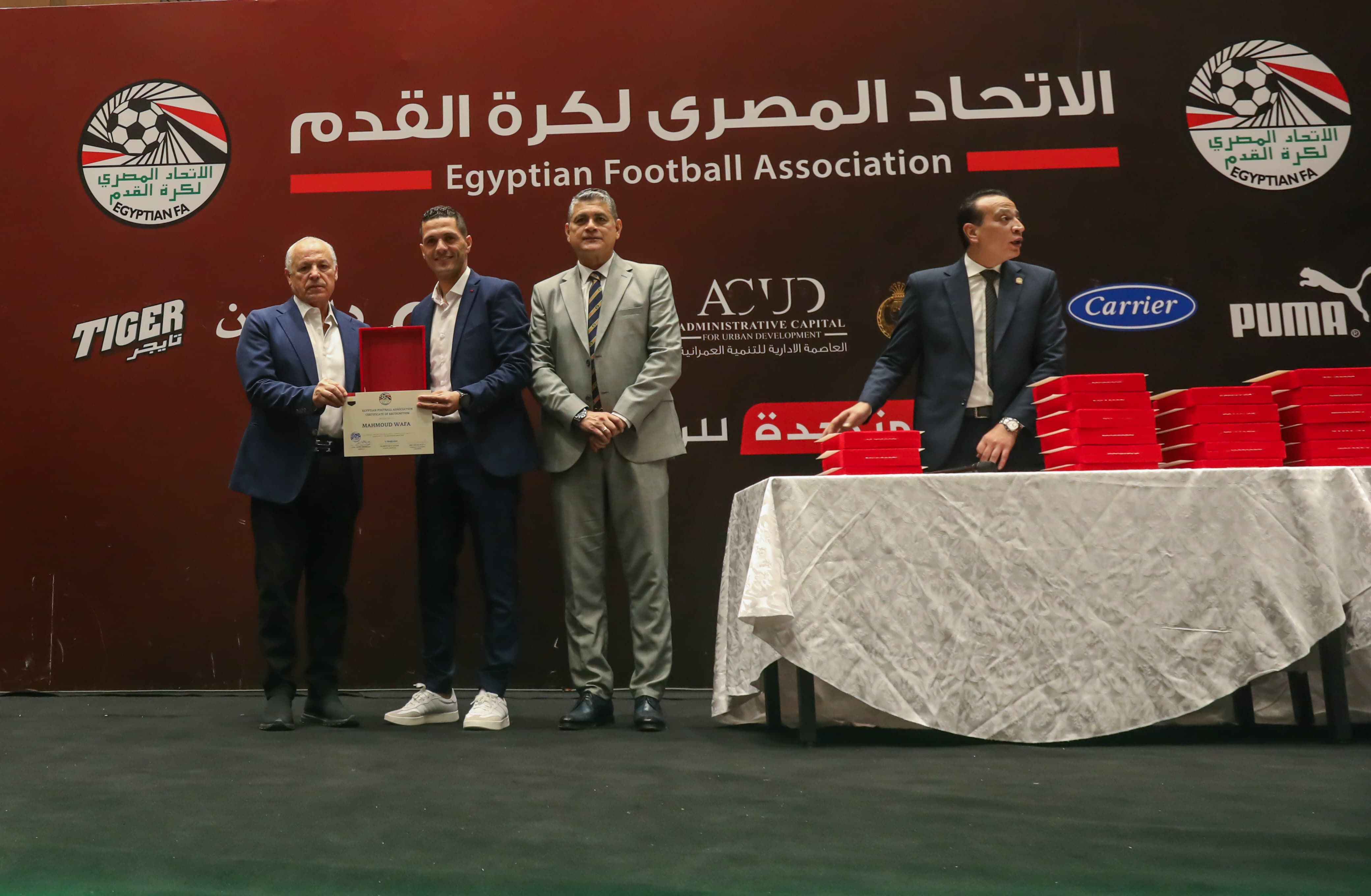 بالصور.. أبوريدة يسلم الشارة للحكام الدوليين