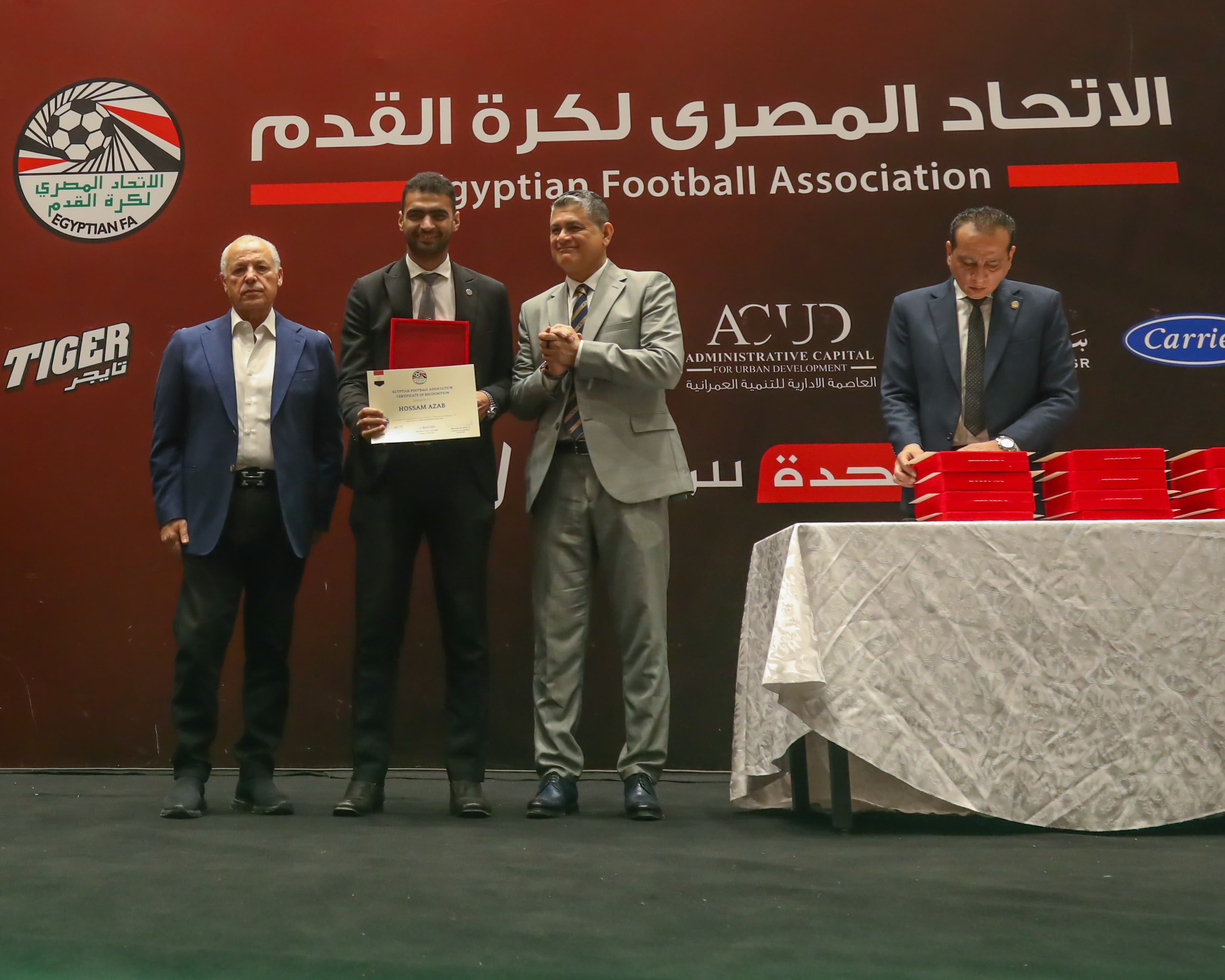 بالصور.. أبوريدة يسلم الشارة للحكام الدوليين