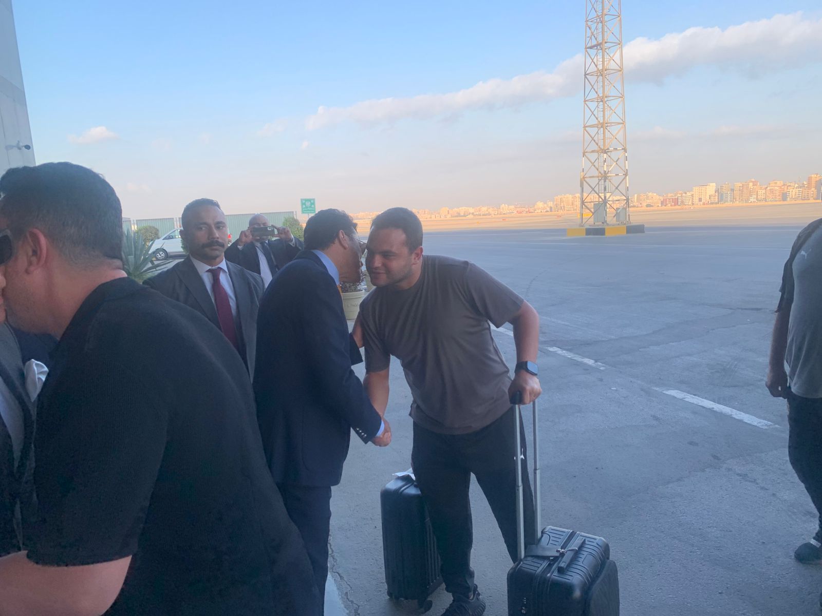 وصول بعثة المنتخب الوطني من واجادوجو ووزير الشباب والرياضة في استقبالها